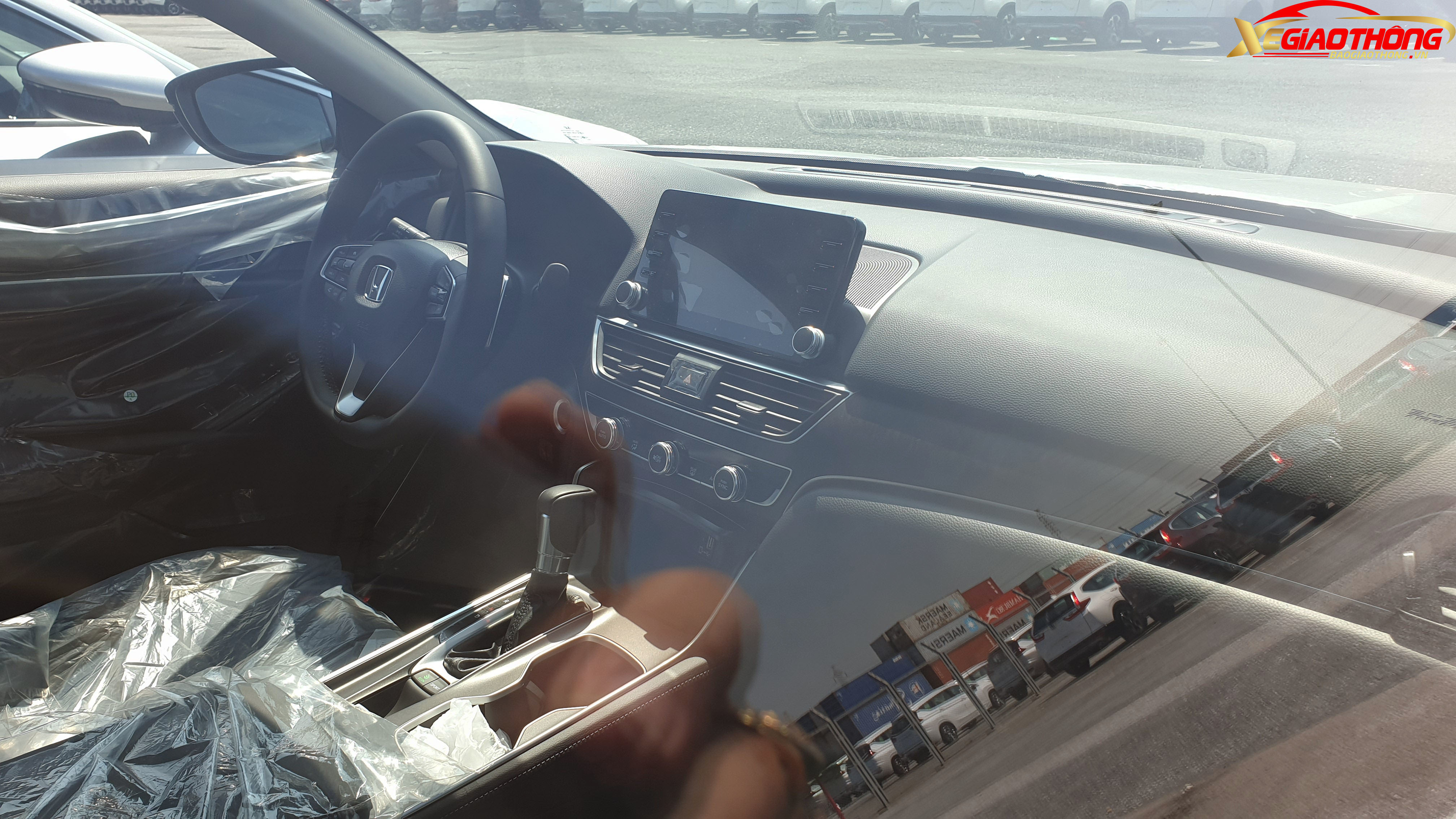 Các trang bị an toàn, tính năng, tiện nghi trong cabin của Honda Accord 2019 tại Việt Nam vẫn chưa được hãng công bố. Tuy nhiên, xe vẫn sẽ sử dụng cần số dạng truyền thống như tại Thái Lan.