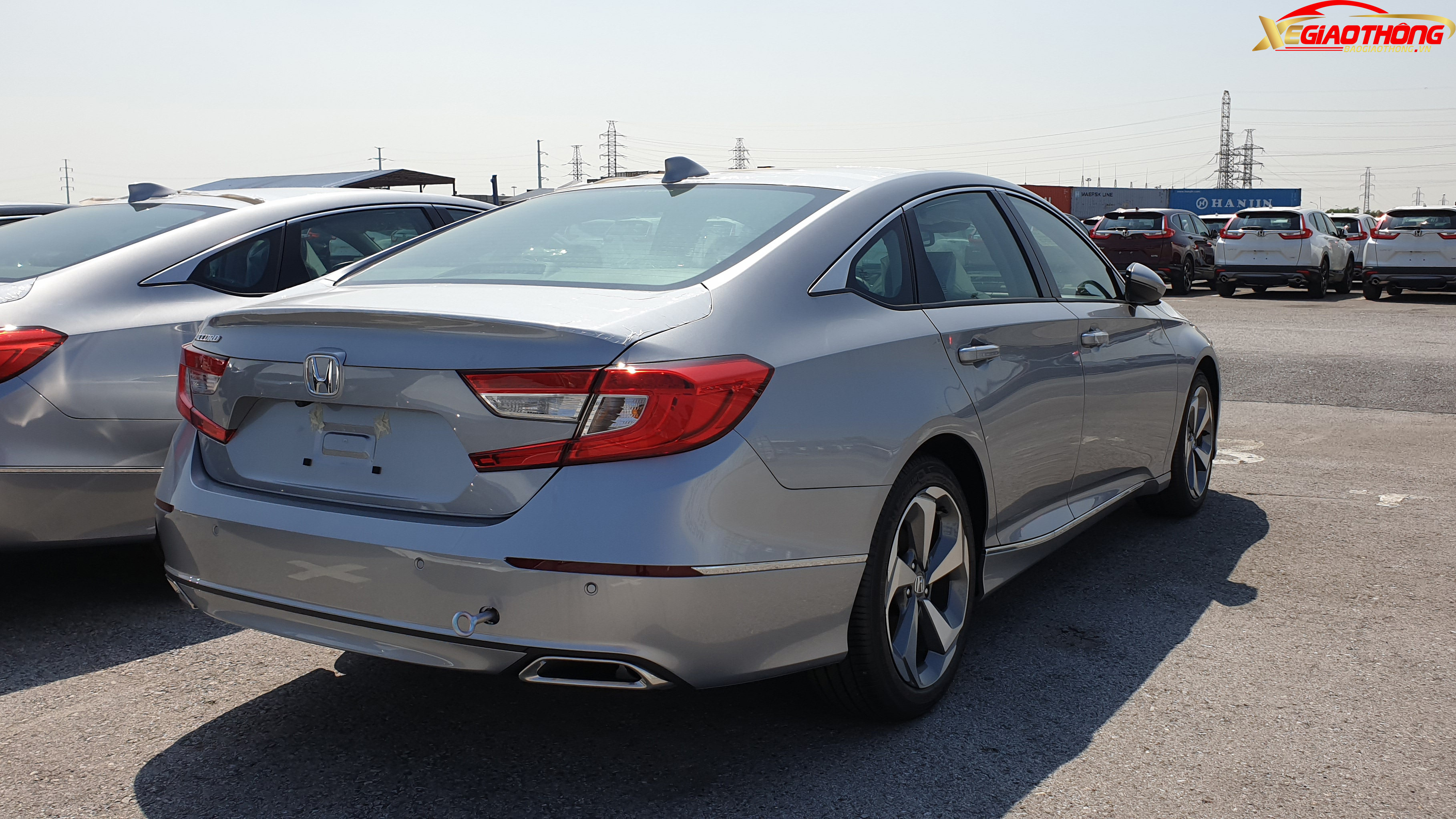 Mui xe thấp hơn 15 mm do Accord có thiết kế mui xe cong thể thao và mềm mại hơn. Trọng tâm xe cũng hạ xuống 10 mm.