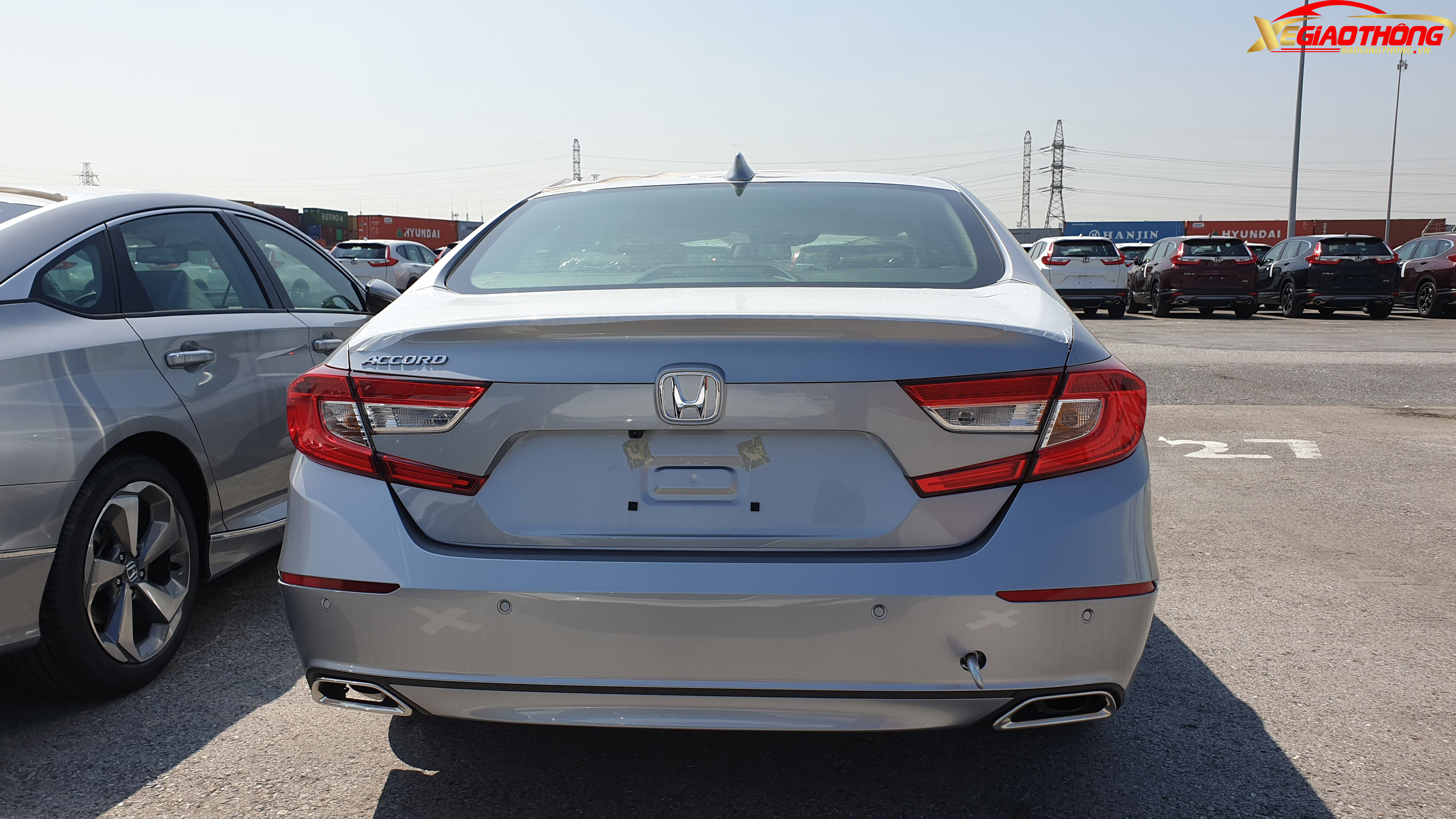 Đuôi xe honda Accord vay mượn nhiều đường nét từ người anh em Civic.