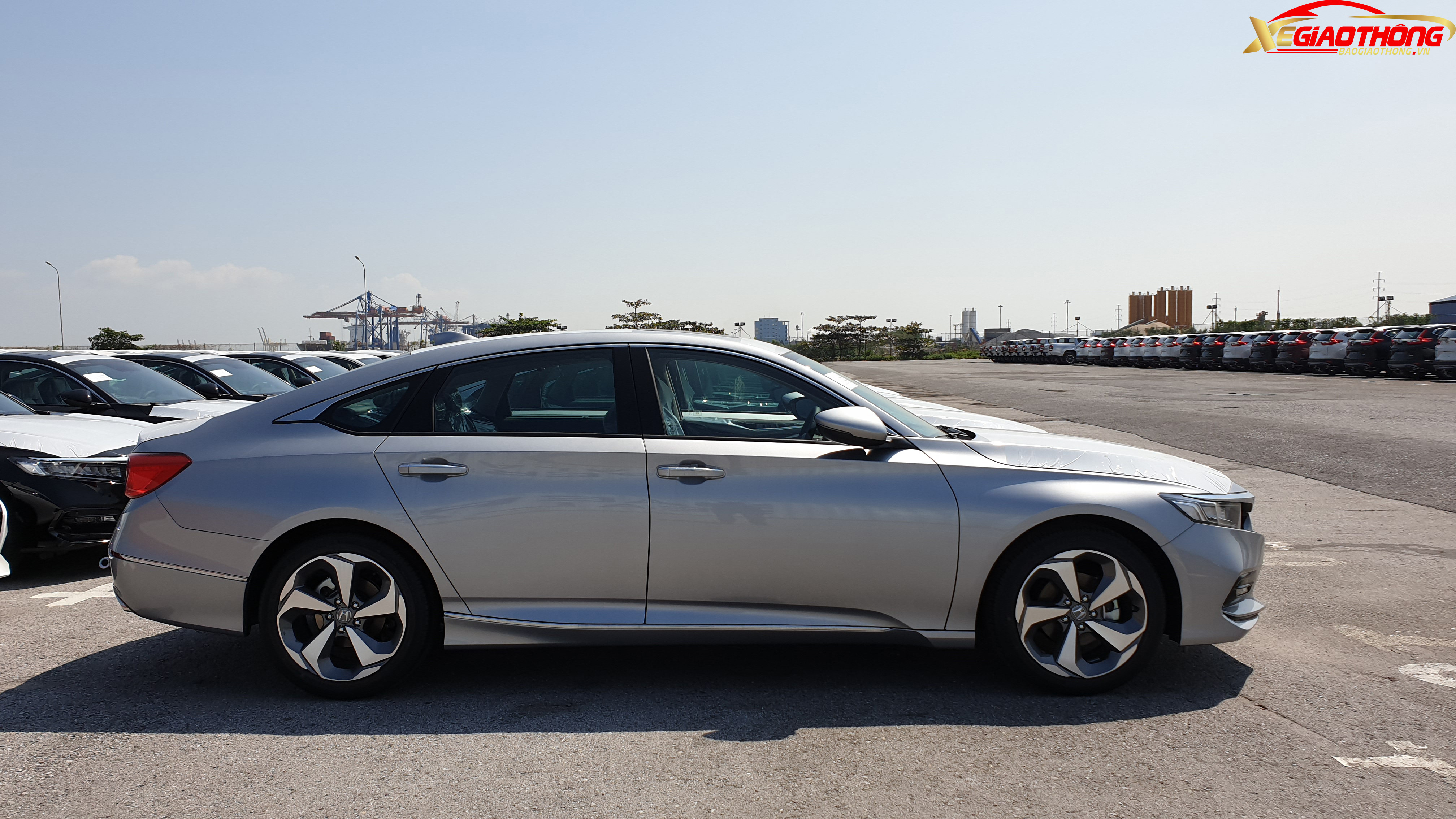 So với bản tiền nhiệm, Honda Accord 2019 ngắn hơn về chiều dài tổng thể nhưng lại tăng đáng kể tới 55 mm chiều dài cơ sở. Xe dài 4.920 mm, rộng 1.860 mm, chiều dài cơ sở 2.830 mm.
