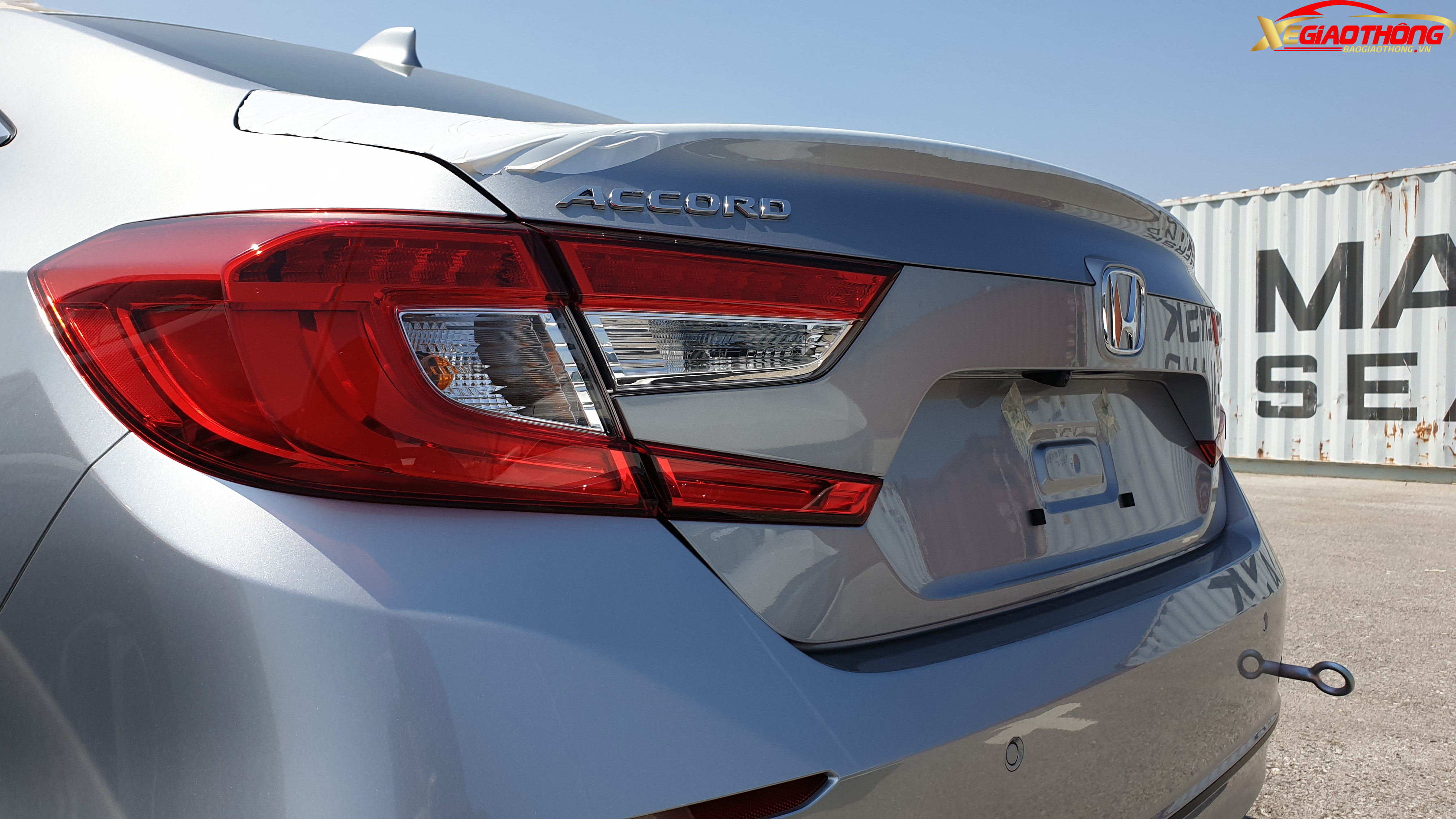 Đèn hậu trên Honda Accord được thiết kế tương tự Honda Civic với tạo hình chữ C độc đáo.