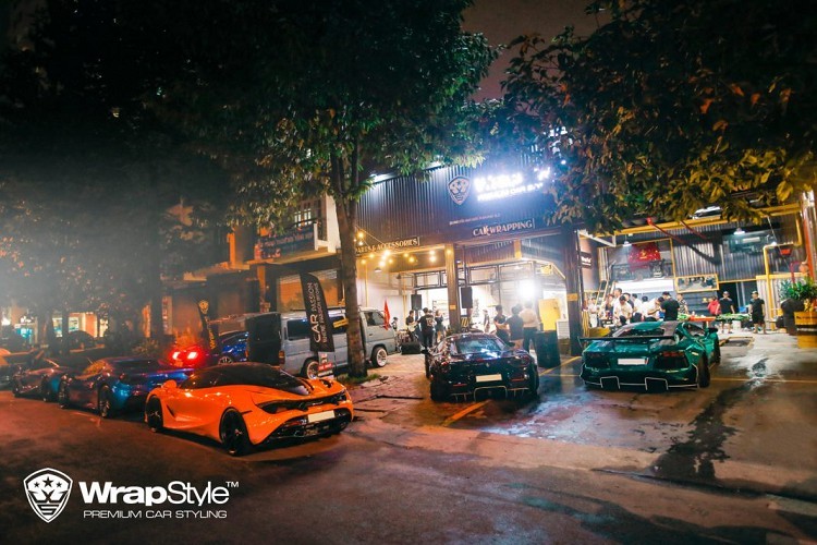 Những bếp than nướng khói bốc lên nghi ngút và một sân khấu “cây nhà lá vườn” là đủ để những thành viên CarPassion ngắm nhìn dàn siêu xe trăm tỷ và có cơ hội để gặp mặt, ngồi lại chia sẻ về những câu chuyện phía sau tay lái của các “chiến mã” mạnh mẽ hàng đầu thế giới hiện nay