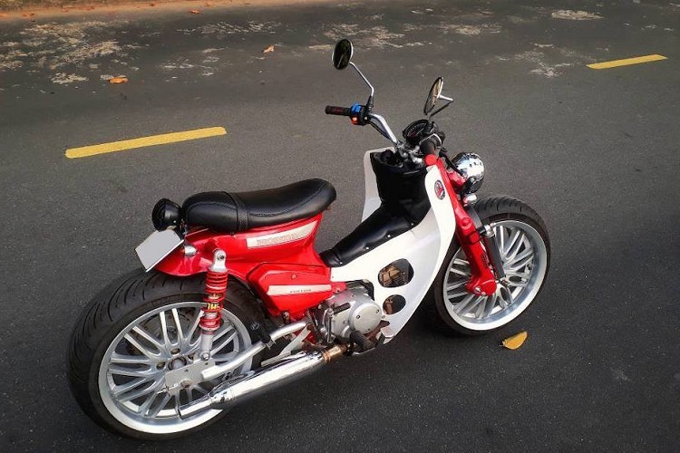Được đặt tên là Street Cub, về cơ bản phong cách này sẽ thay thế phần đầu nguyên bản bằng ghi-đông trần, cắt ngắn dè sau và đem tới cho chiếc Super Cub cặp bánh với lốp lớn hơn