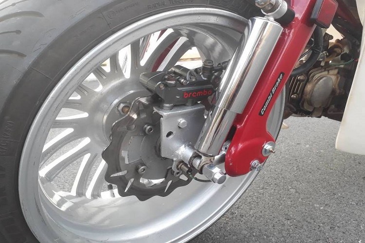 Ban đầu bề rộng của vành mâm của những bản độ này chỉ lớn hơn một chút so với xe nguyên bản, sau đó các dân chơi đã tìm cách độ cả mâm của mô tô phân khối lớn và thậm chí là ô tô vào những chiếc Cub của mình