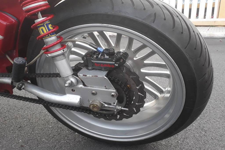 Tại Tây Ninh, một người chơi xe cũng đã tự tạo ra cho mình một bản độ Super Cub 82 đèn vuông đời cũ, chiếc Street Cub này nổi bật nhất ở cặp mâm nhiều nan đường kính 17 inch và bản rộng, do vốn là vành độ dành cho ô tô