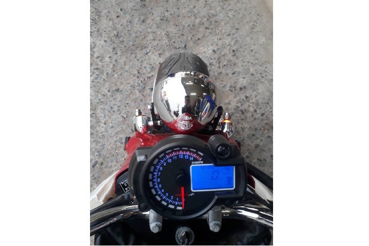 Để có hốc bánh vừa với bộ mâm lốp lớn, cặp giảm xóc "giò gà" nguyên bản của Cub đã phải được nới rộng, đồng thời chuyển hệ thống phuộc ra bên ngoài và sử dụng giảm xóc sau Honda Dream II