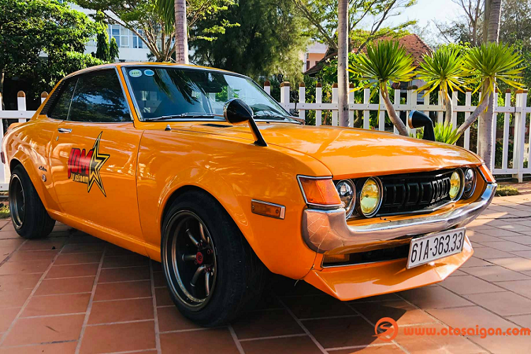 Chiếc Toyota Celica Ta22 đời 1972 này là một trong những chiếc Celica Ta22 hàng hiếm và đẹp tại Việt Nam. Mẫu xe thể thao Nhật Bản này đã được chủ nhân nâng cấp theo phong cách xe Nhật Bản cổ điển. Xe được phục hồi lại để duy trì vẻ đẹp nguyên bản vốn có sau gần 50 năm xuất xưởng