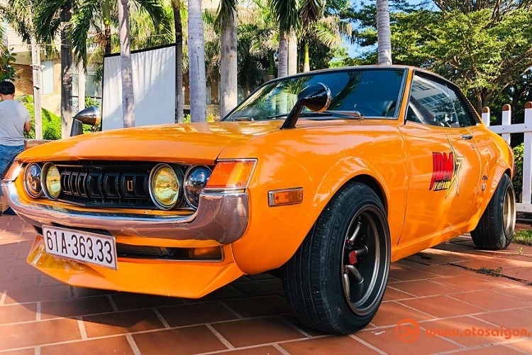 Chi tiết đáng chú ý nhất của chiếc Celica đặc biệt này là 4 quả mâm phong cách Watanabe Nhật Bản với các chấu mâm cong nhẹ, trên thực tế mâm Watanabe thường được sử dụng trên nhiều dòng xe JDM cổ điển nhà Nissan như Datsun 240Z, hay Skyline thế hệ thứ 1 mang biệt danh ‘’Hakosuka’’ nổi tiếng