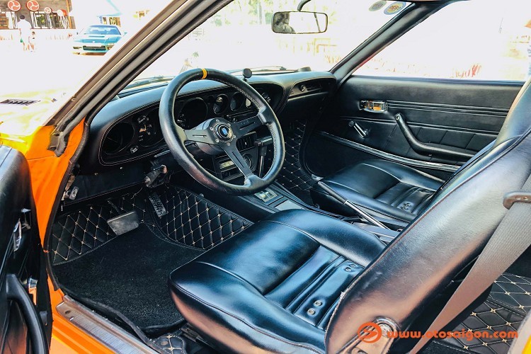 Đối với người yêu xe JDM Nhật Bản, sở hữu một chiếc Toyota Celica Ta22 1972 này mang một nghĩa tinh thần rất lớn. Với nước sơn màu vàng cam nổi bật dưới ánh nắng, đi cùng với vẻ đẹp hoài cổ