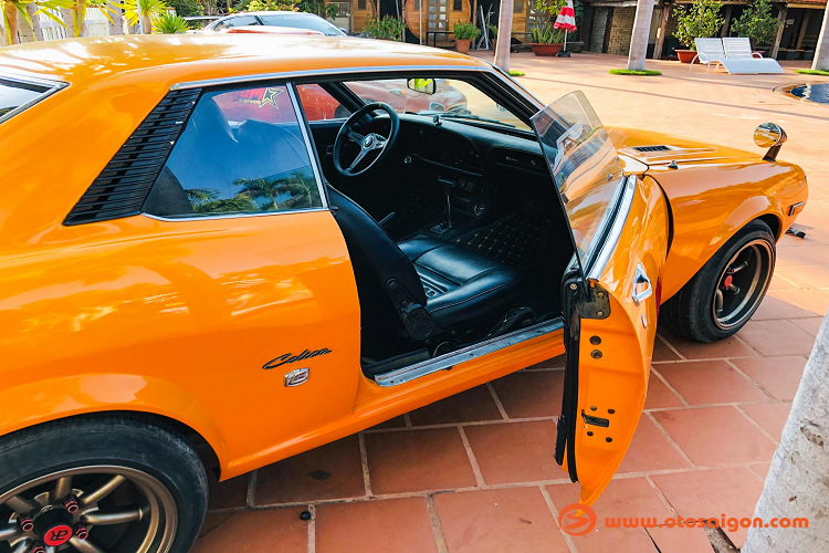 Toyota Celica Ta22 1972 đủ làm những ai yêu bốn bánh phải ngoái nhìn và nó sẽ luôn trở thành tâm điểm khi lăn bánh xuống phố. Với kiểu dáng hoài cổ và mang một chút cơ bắp, có thể nhiều người sẽ nhầm tưởng chiếc Toyota Celica Ta22 1972 này với những mẫu xe cơ bắp cổ điển của Mỹ