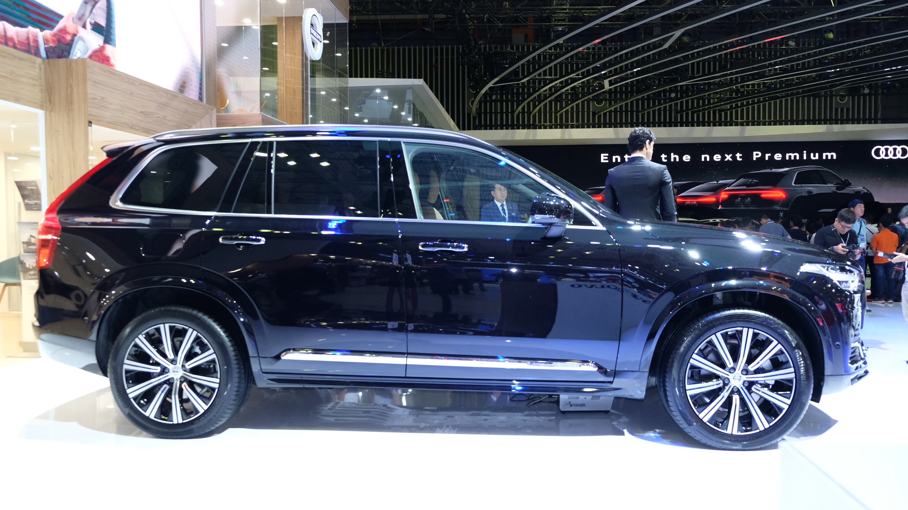 Xe được trang bị loạt công nghệ an toàn tiên tiến trong gói Intellisafe như cảnh báo điểm mù, báo va chạm phía sau, báo và giữ làn đường, cảnh báo va chạm sớm cho đến ga tự động thích ứng và cao cấp nhất là hỗ trợ lái thông minh (Autopilot).