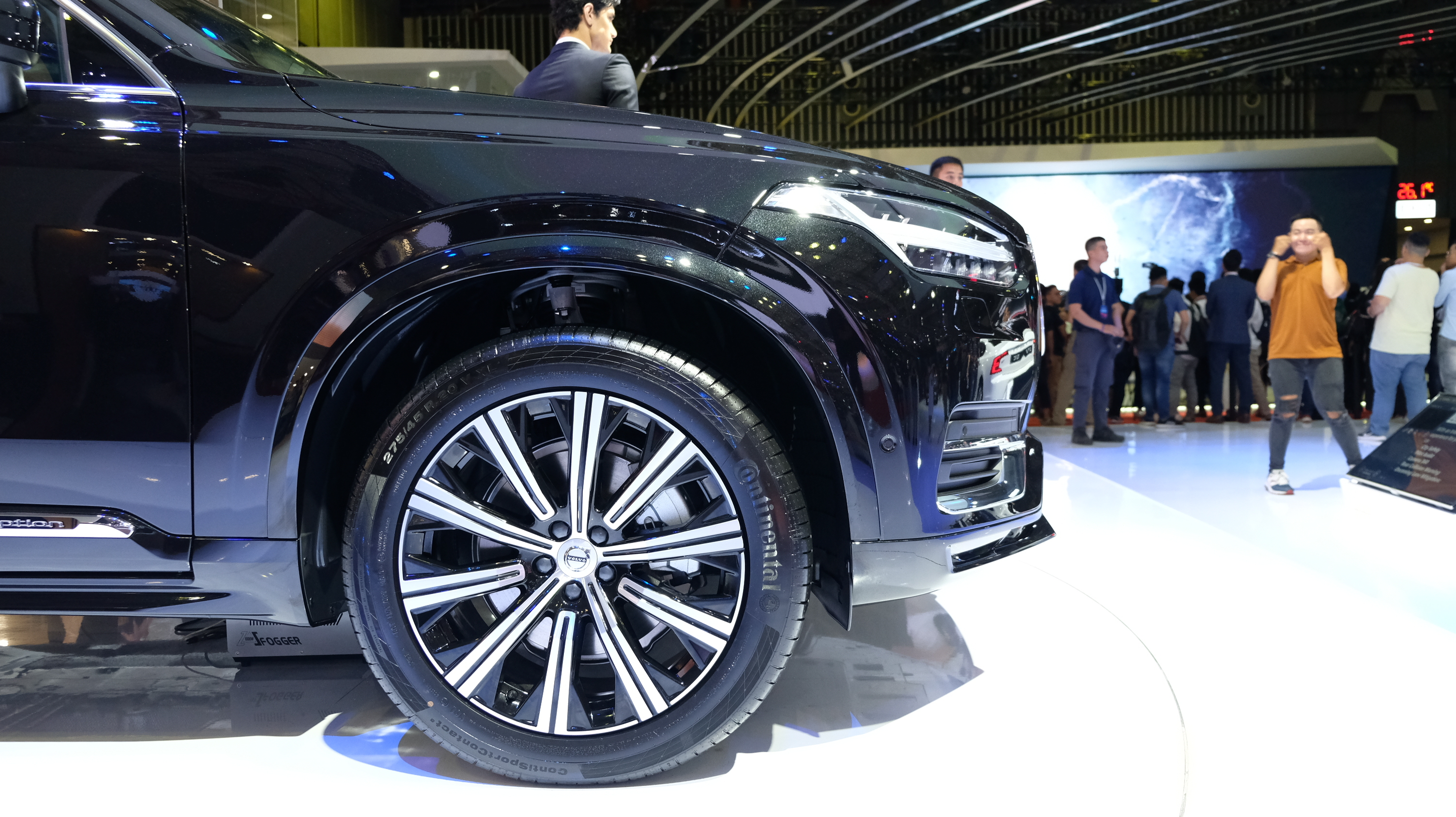 Bộ vành cầu kỳ và cá tính hơn với 10 chấu dát kim cương phối 2 tông màu tương phản có kích thước 20 inch, thay cho loại đơn sắc trước đây.