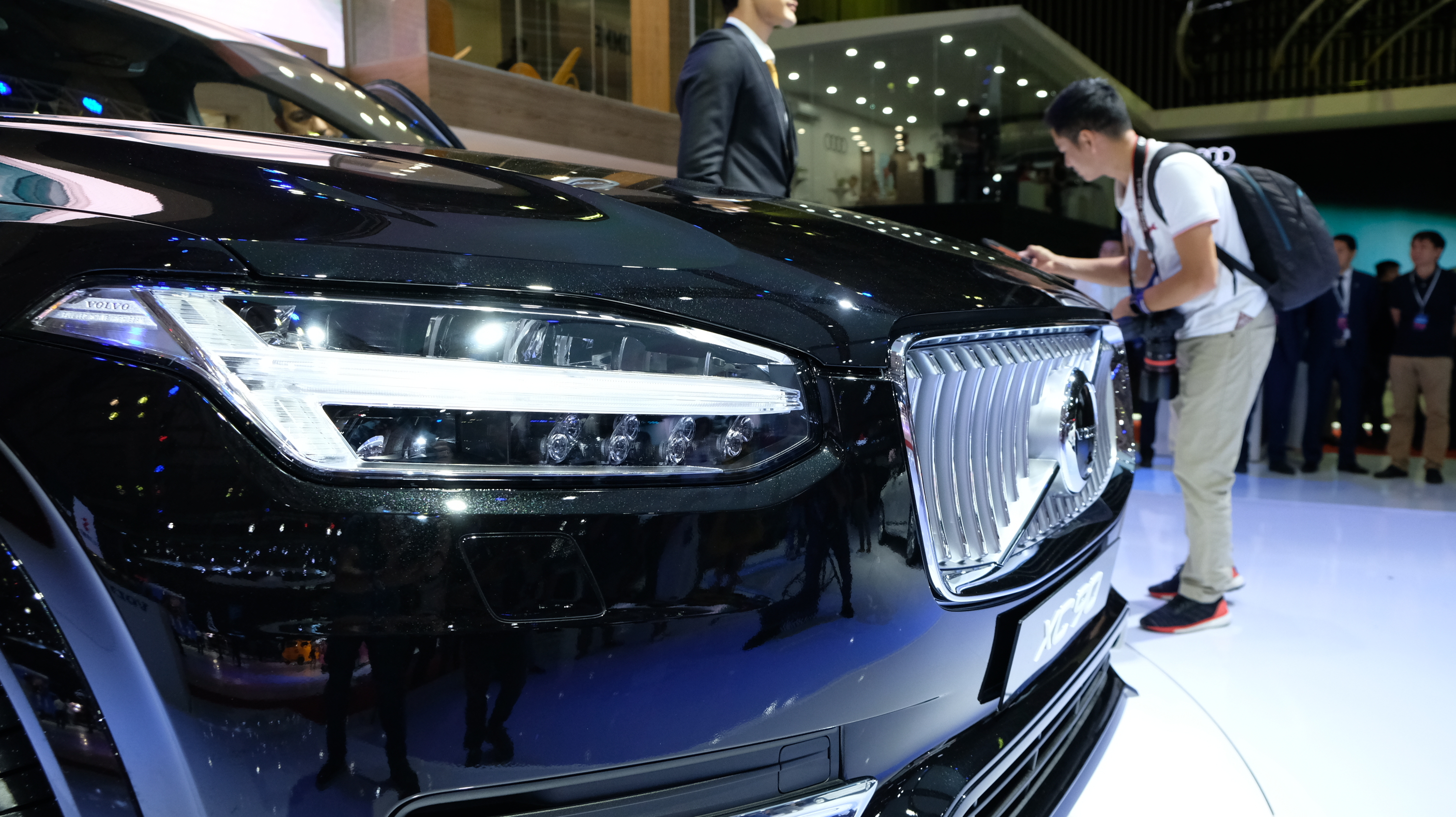 Cụm đèn chiếu sáng LED với dải LED ban ngày hình búa Thor vẫn là đặc điểm nhận diện nổi bật trên XC90 nói riêng và các mẫu xe Volvo hiện nay.