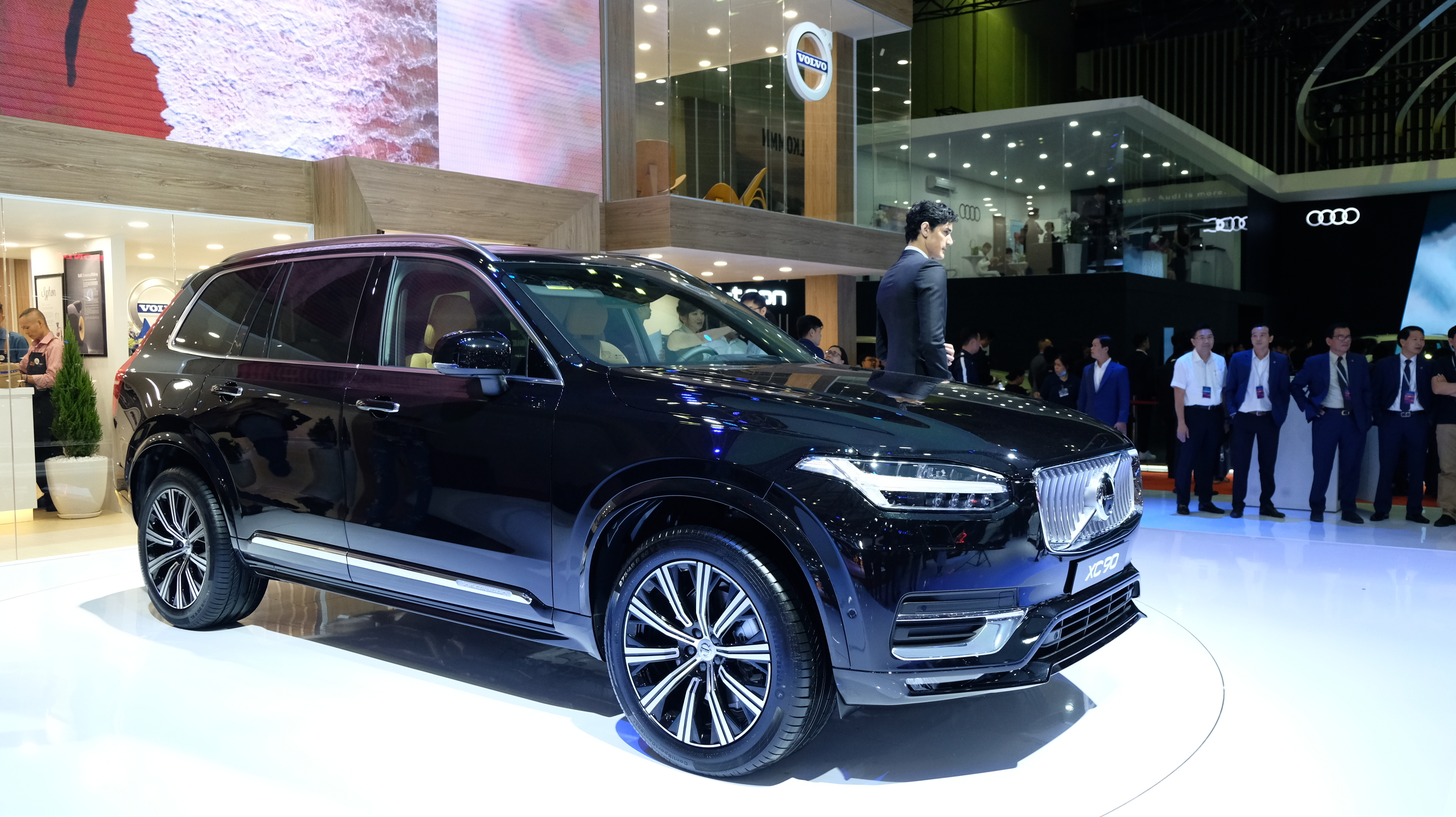 Volvo XC90 bản nâng cấp 2020 sử dụng động cơ tăng áp dung tích 2.0 lít, cho công suất tối đa 320 mã lực đi kèm hộp số tự động 8 cấp.