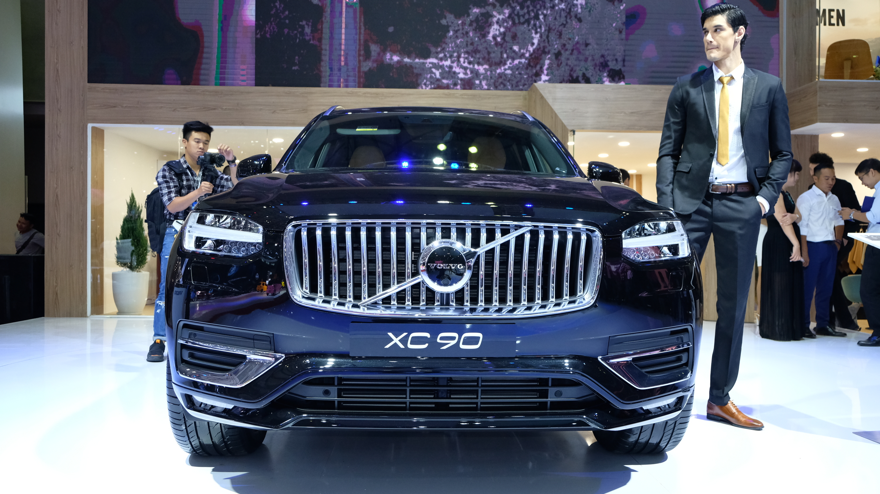 Là bản nâng cấp giữa vòng đời, Volvo XC90 bản nâng cấp giữ nguyên kiểu dáng cứng cáp đặc trưng với DNA thiết kế của xứ Scandinavia. So với phiên bản trước đây, lưới tản nhiệt mạ chrome được tinh chỉnh lại từng nan dọc liền mạch.