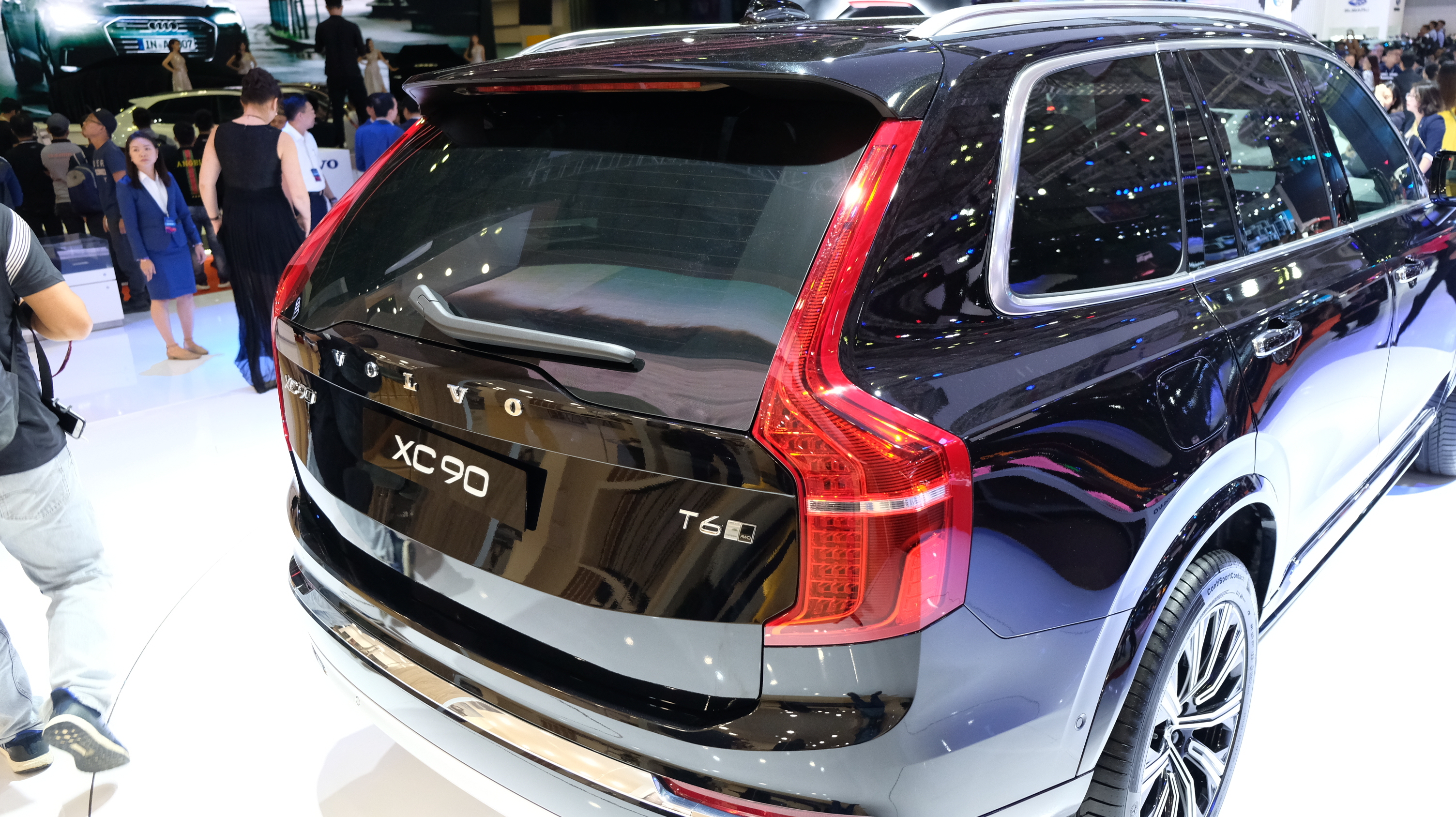 Phía đuôi xe được bổ sung nẹp chrome tạo điểm nhấn.