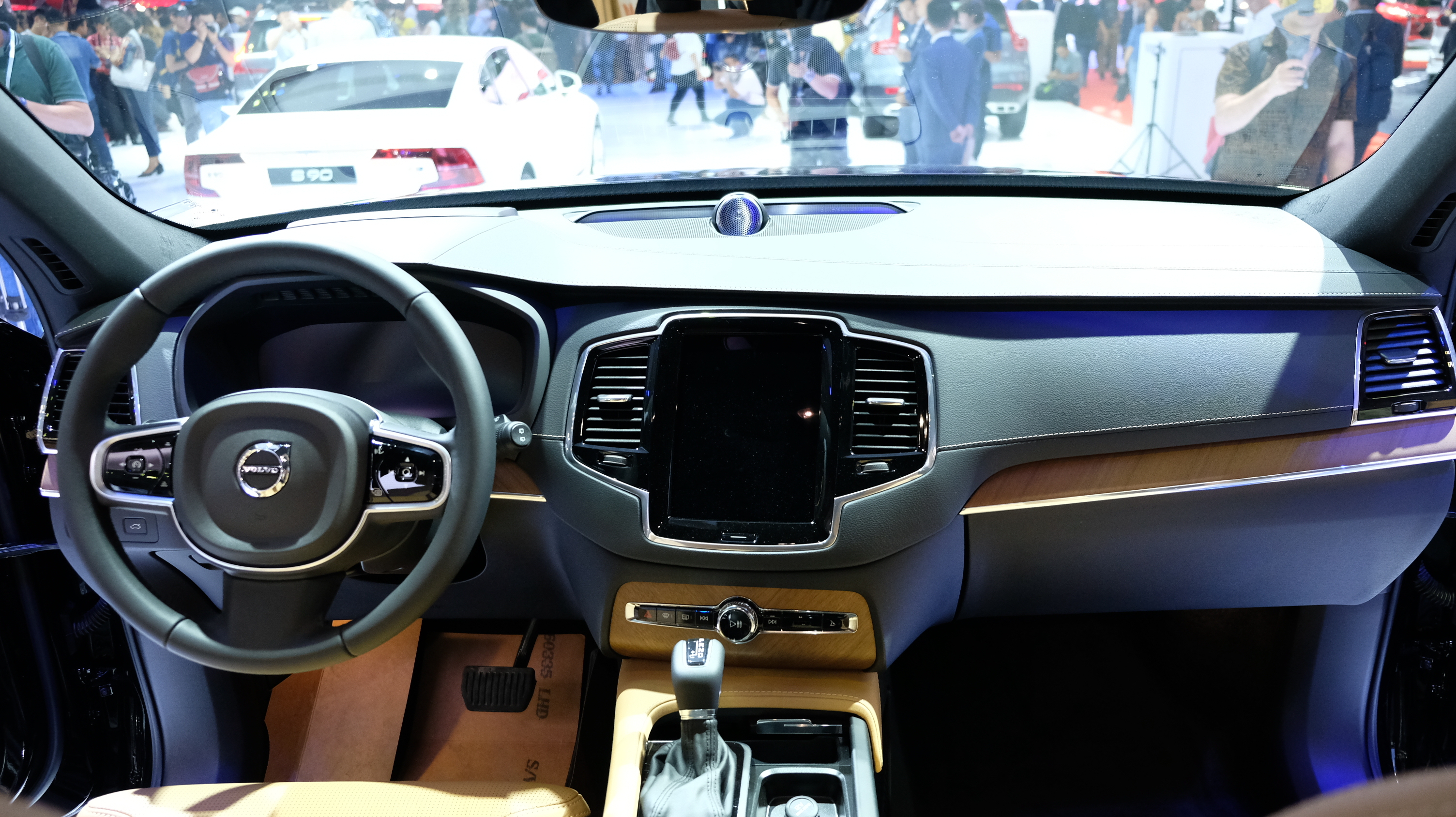 Xe trang bị điều hòa tự động 4 vùng với khả năng làm mát nhanh cho mọi hàng ghế.