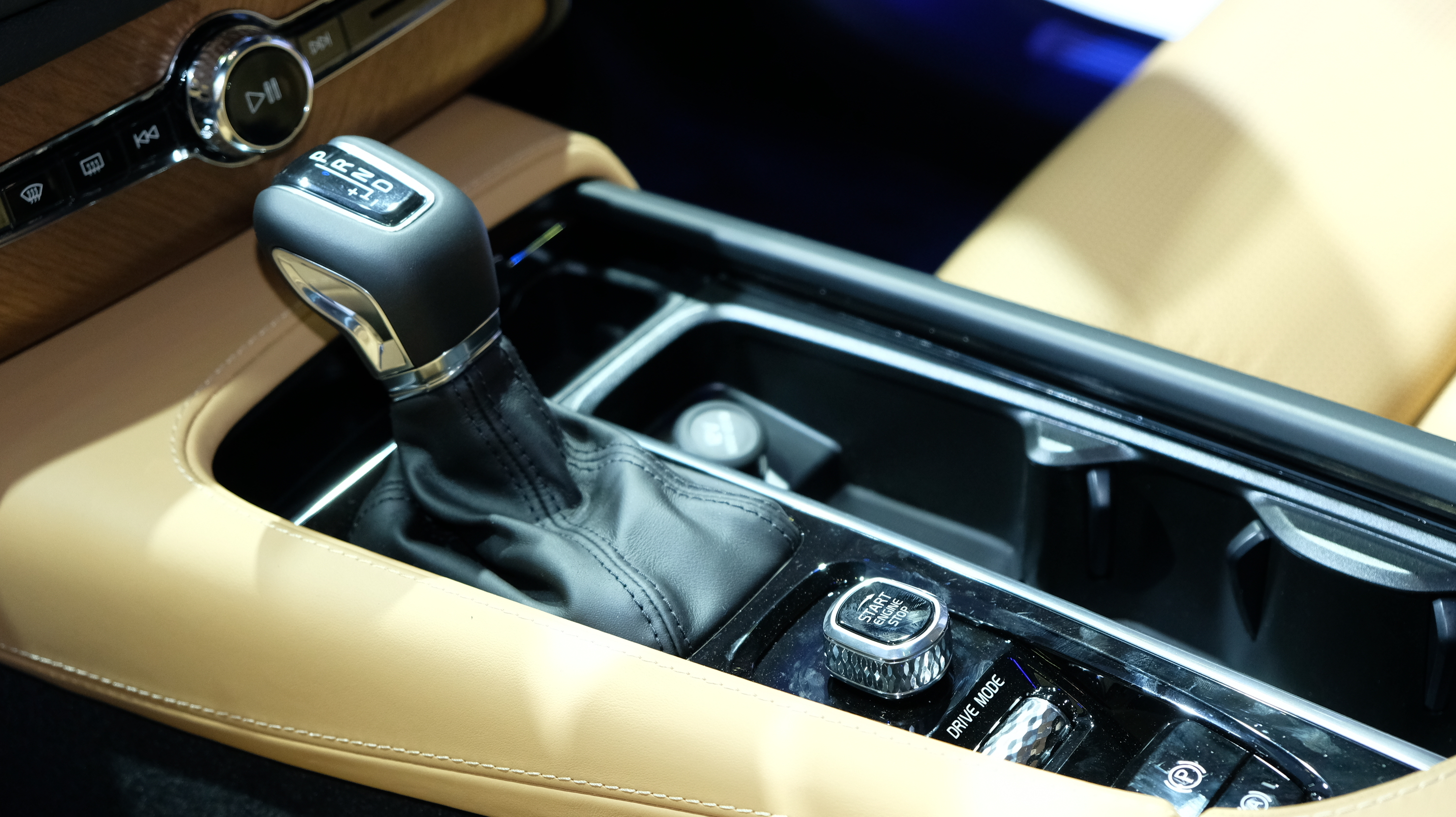 Khu vực cần số trên Volvo XC90 bản nâng cấp.