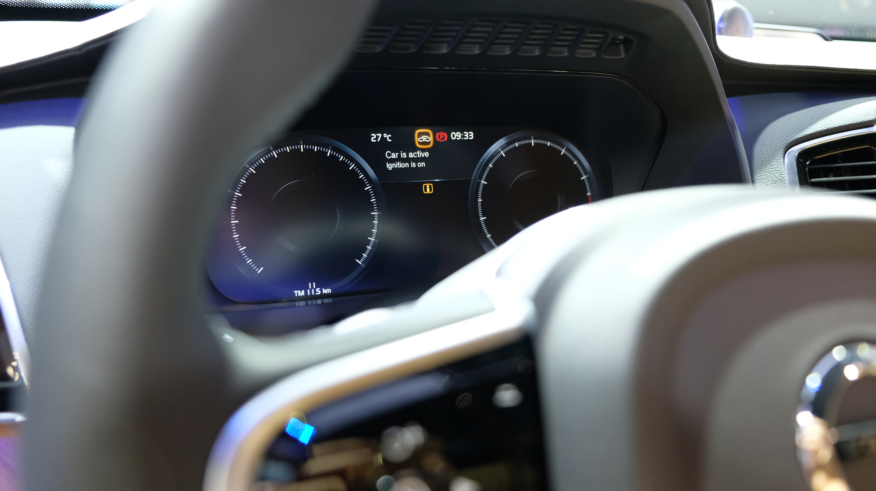 Màn hình hiển thị thông tin LCD toàn bộ trên Volvo XC90 2020.