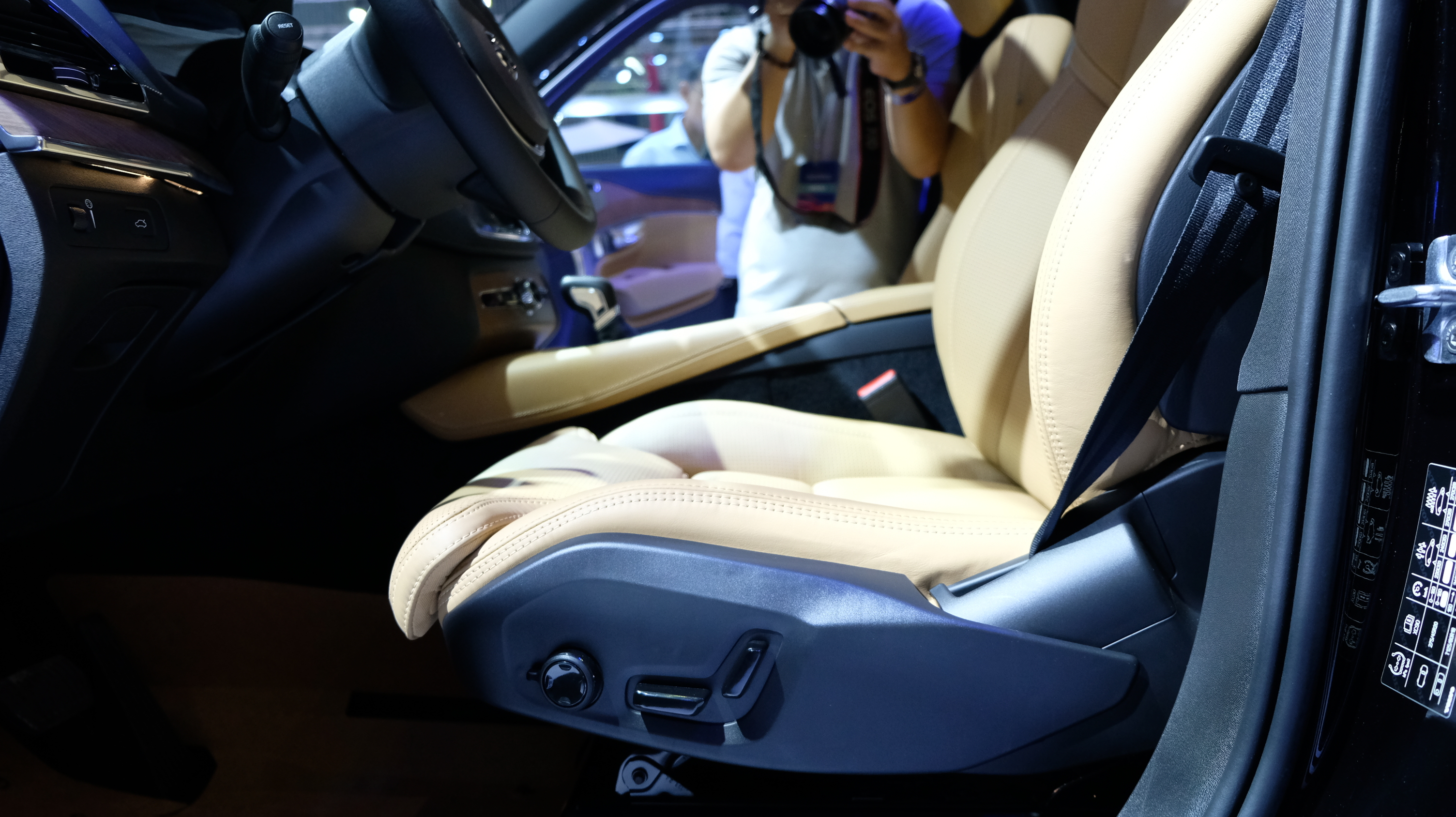 Hàng ghế trước chỉnh điện, có đệm đỡ chân và nhớ vị trí. So với phiên bản cũ, XC90 facelift thay toàn bộ da 3 hàng ghế bằng loại Nappa có lỗ thông khí với các chức năng sưởi ấm và làm mát.