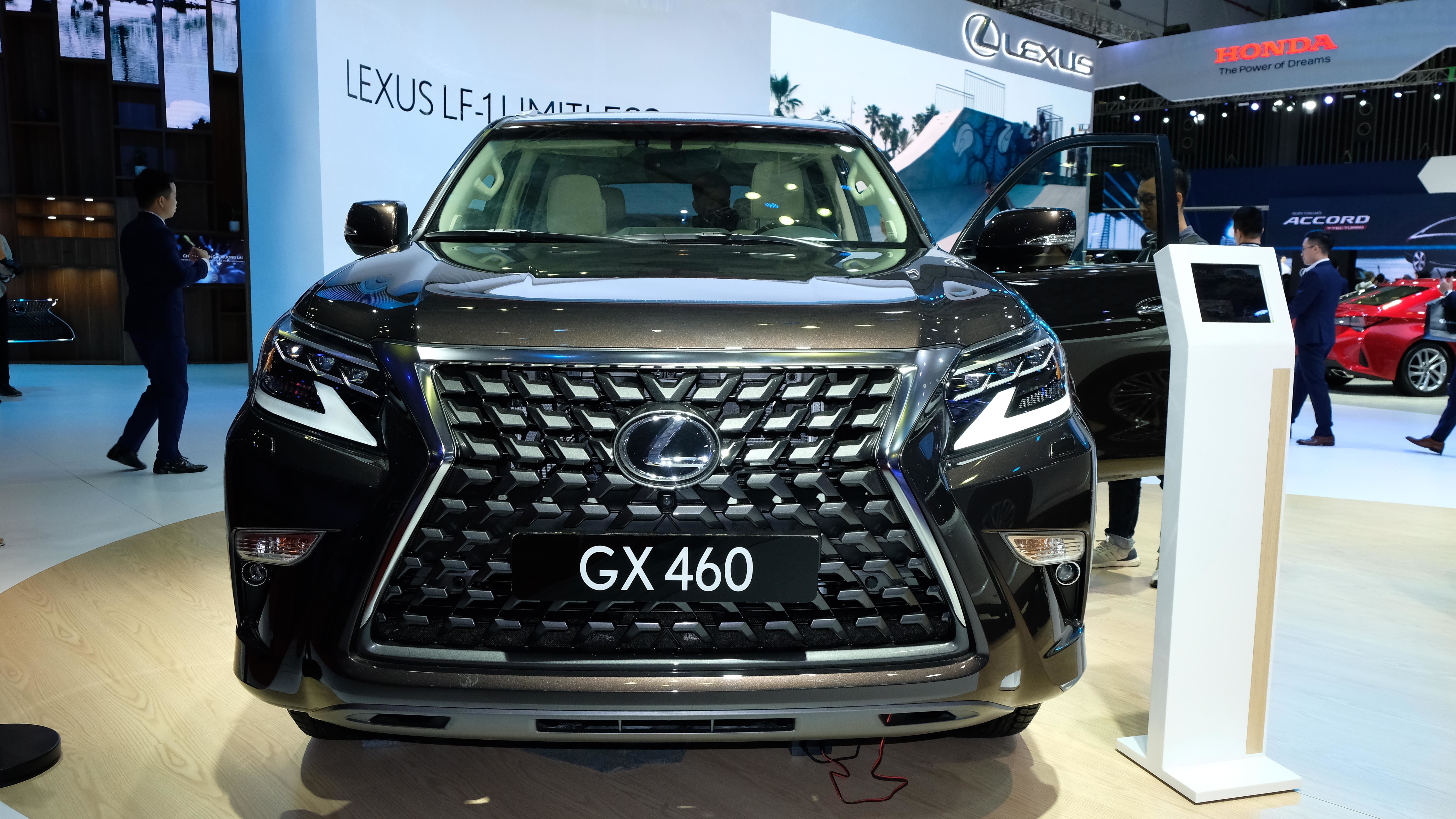 Lưới tản nhiệt hình con suốt đặc trưng mang đến cho GX một phong cách khác biệt nổi bật. Đèn trước 3 bóng LED sang trọng đồng điệu với thiết kế của lưới tản nhiệt.