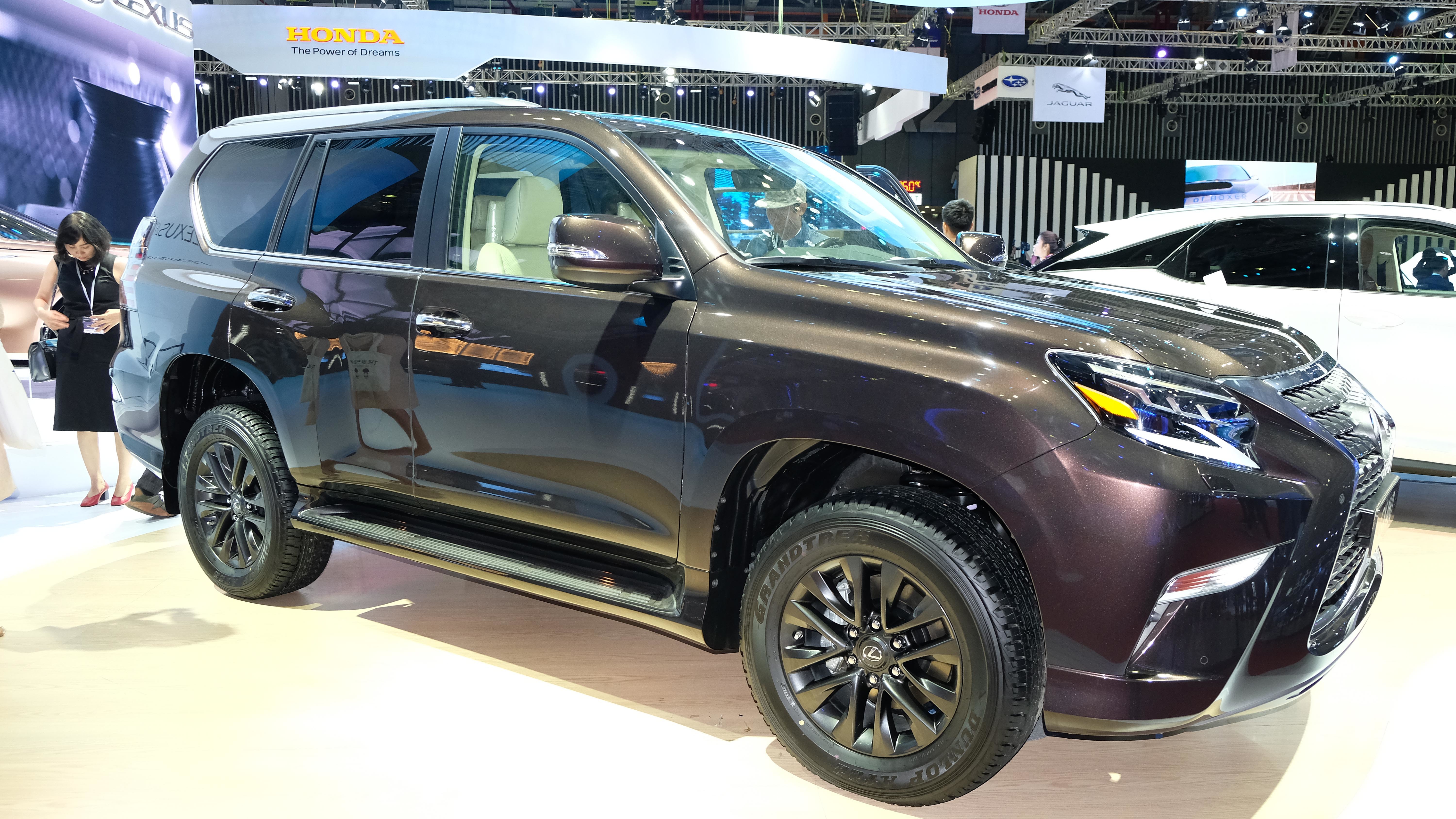 Lexus Việt Nam vừa chính thức giới thiệu mẫu SUV 7 chỗ cao cấp GX 460 2020 tới khách hàng Việt Nam, có giá bán 5,69 tỷ đồng. Ở phiên bản mới nhất, dòng GX được nâng cấp với vẻ ngoài mạnh mẽ mà vẫn tạo ấn tượng sang trọng với ngôn ngữ thiết kế mới của Lexus.