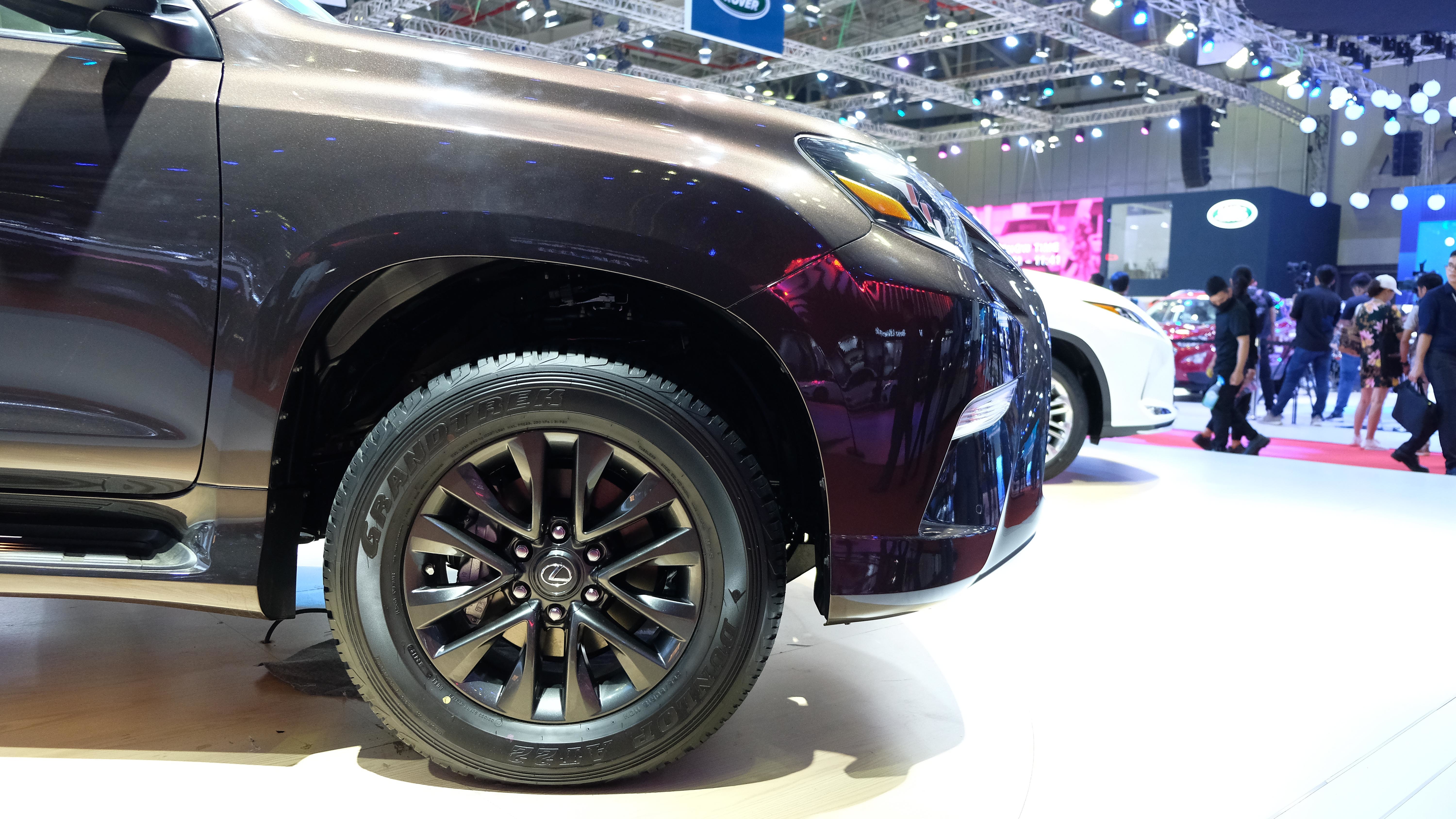 Ở phiên bản mới nhất, Lexus GX 460 vẫn sử dụng động cơ cũ là loại V8 4.6 lít, cho công suất tối đa 301 mã lực đi kèm hộp số tự động 6 cấp.