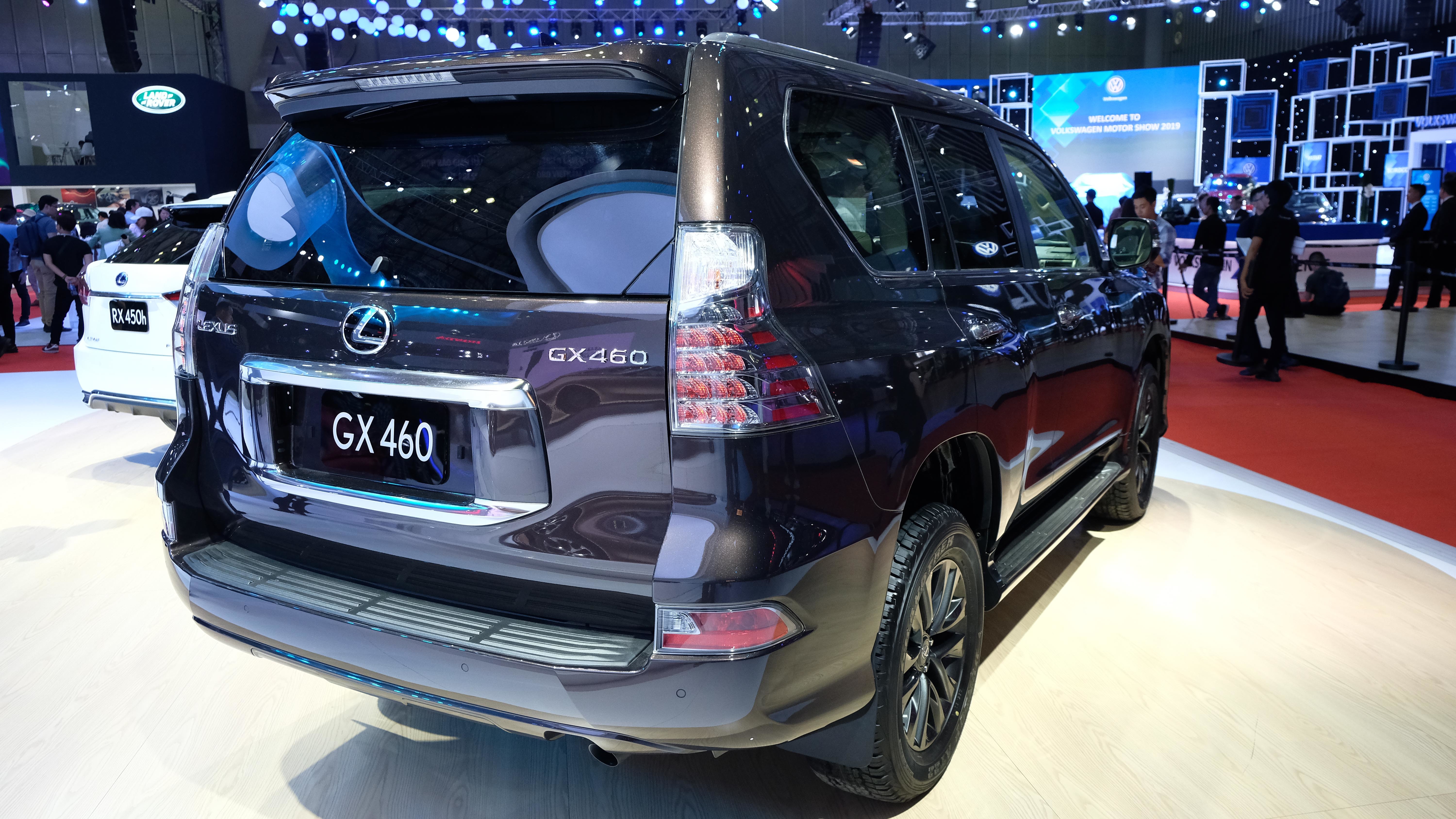 Ngoài sự mạnh mẽ và sang trọng, Lexus đã ứng dụng những công nghệ an toàn hàng đầu vào Lexus GX 460 để giúp mẫu xe này an toàn hàng đầu. Tiên tiến có thể kể đến như hệ thống cảnh báo điểm mù (BSM), chức năng cảnh báo va chạm khi lùi,…