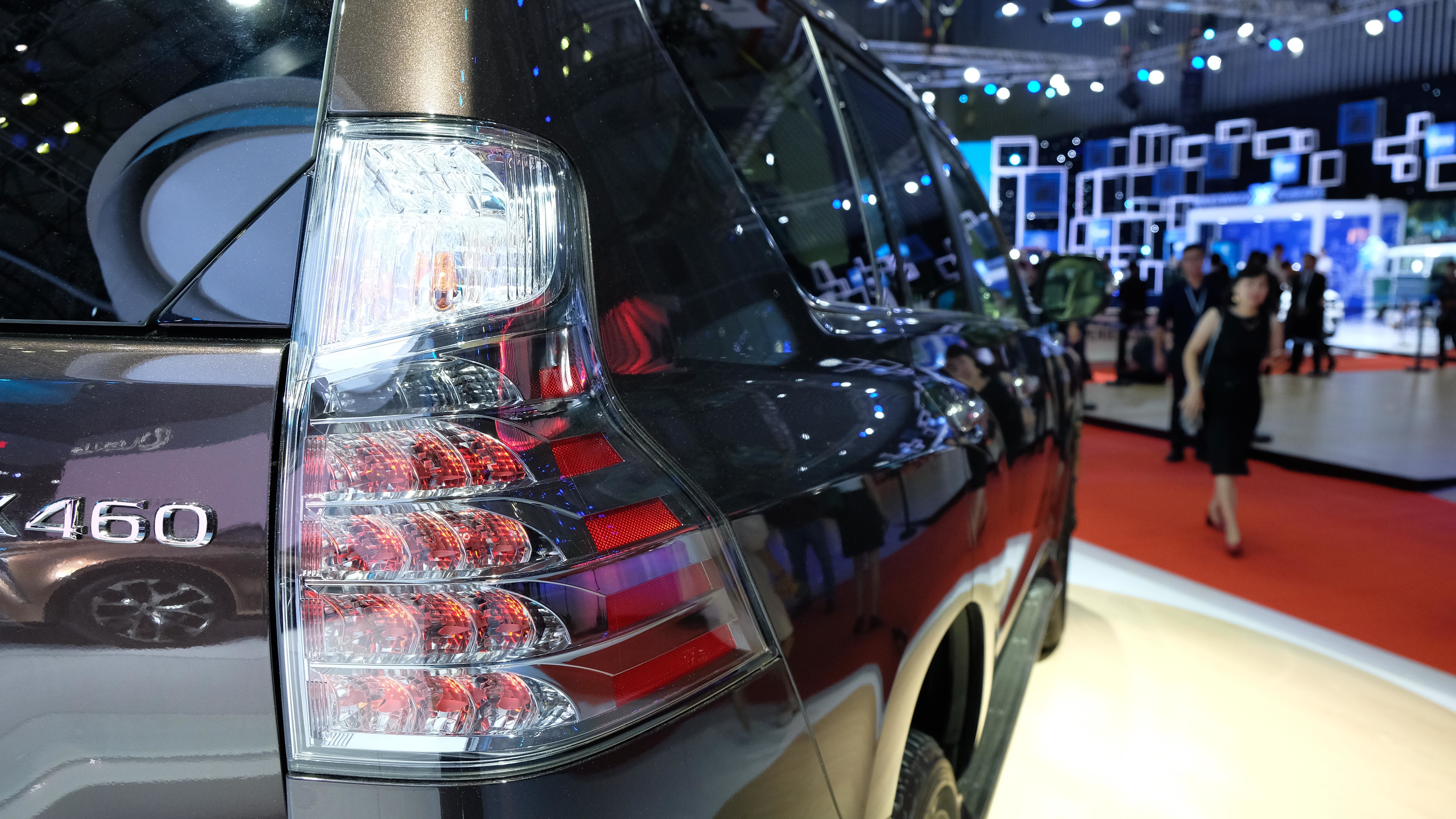 Để giúp chiếc xe êm ái, Lexus trang bị cho GX 460 2020 hệ thống thanh cân bằng thủy động lực học điện tử, hệ thống treo tự động thích ứng AVS. AVS sử dụng giảm xóc điều khiển để tự điều chỉnh thích nghi với điều kiện mặt đường. Ngưới lái có thể tự chọn các chế độ phù hợp như thường, thể thao hay Comfort.