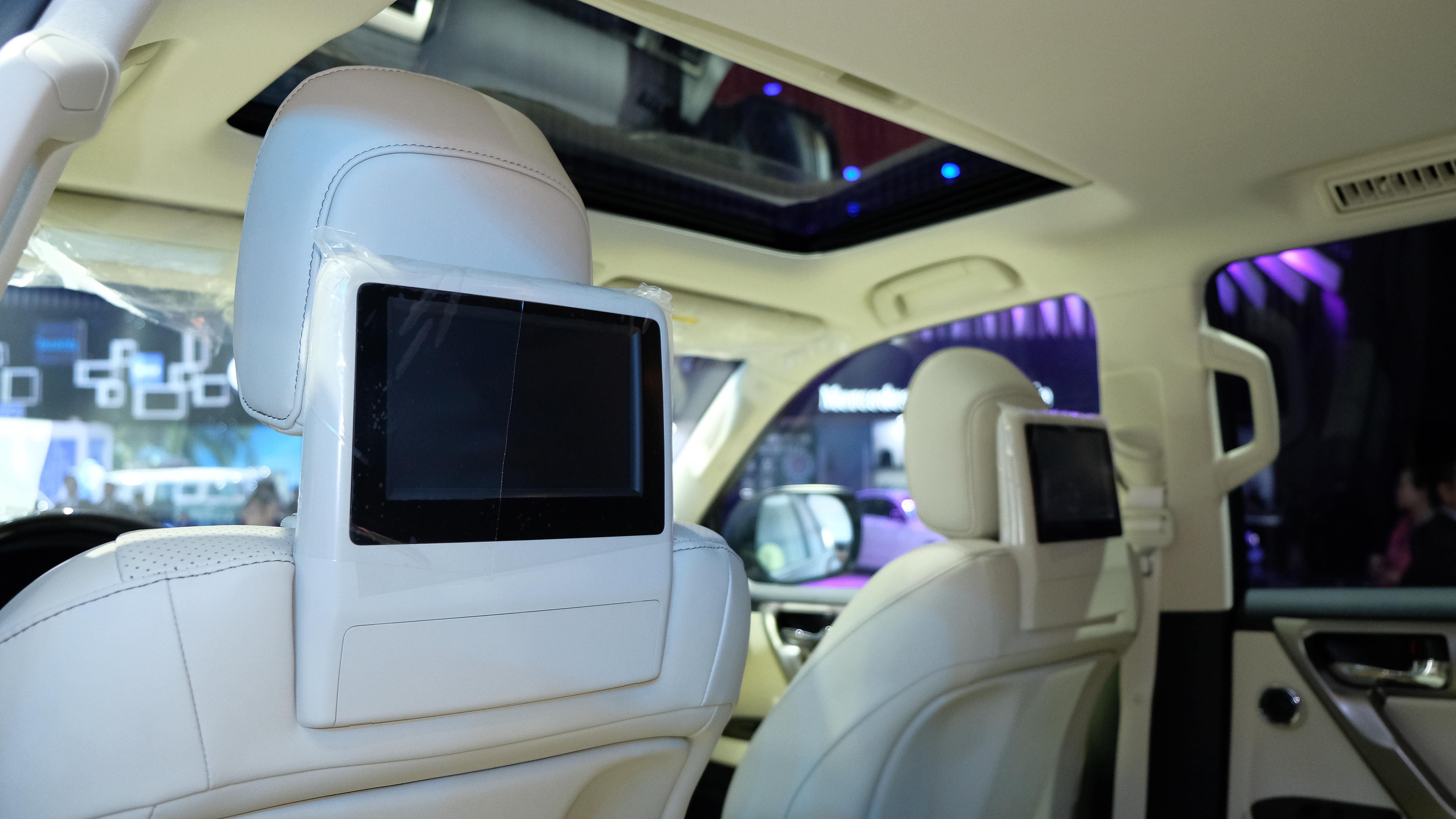 Màn hình giải trí hàng ghế 2 là trang bị tiêu chuẩn trên Lexus GX 460 2020.