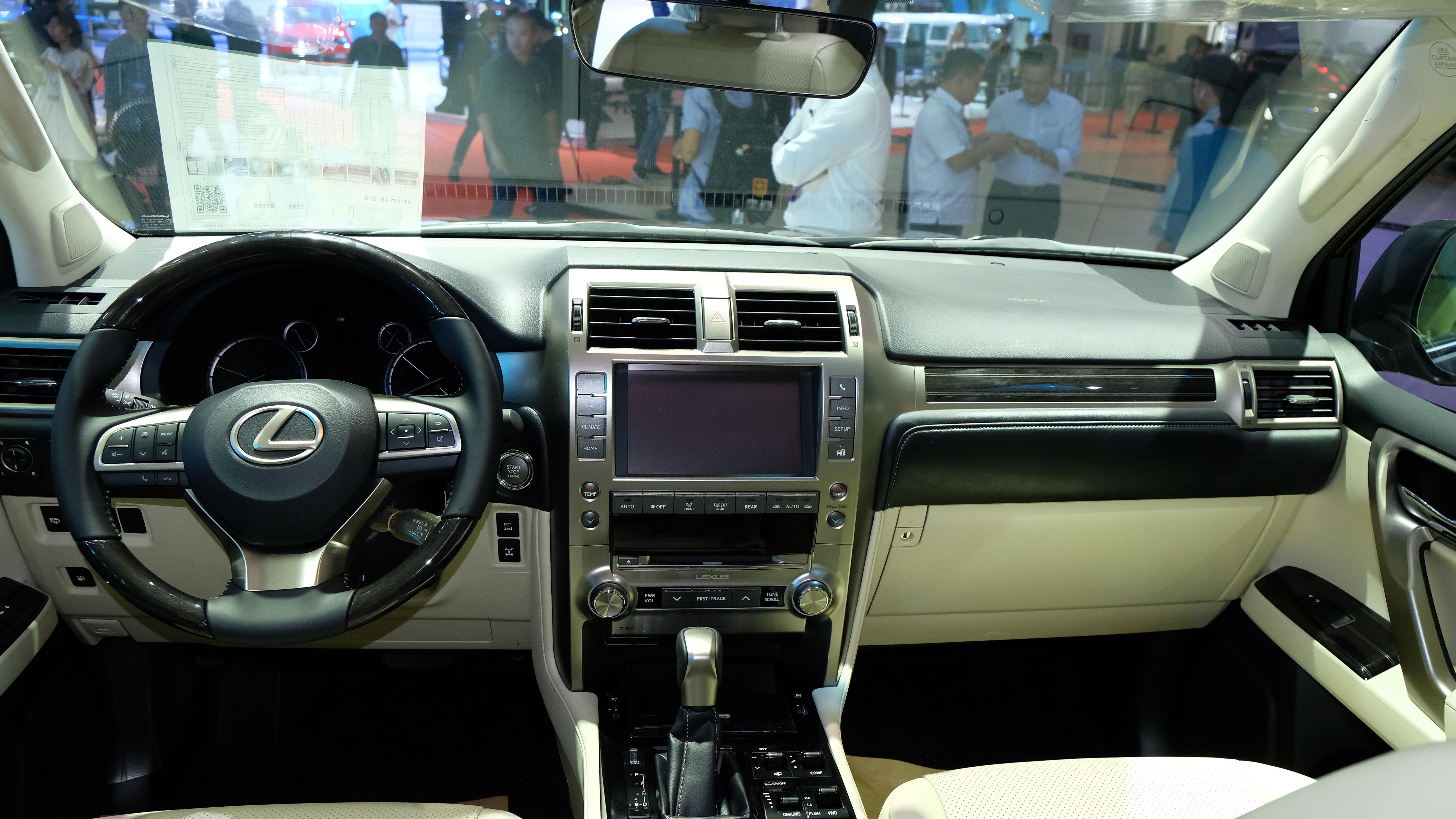 Ngoài ra, các trang bị an toàn cơ bản gồm hệ thống hỗ trợ đổ đèo (DAC), hỗ trợ khởi hành ngang dốc (HAC), kiểm soát lực kéo chủ động (TRAC), ổn định thân xe (VSC),…