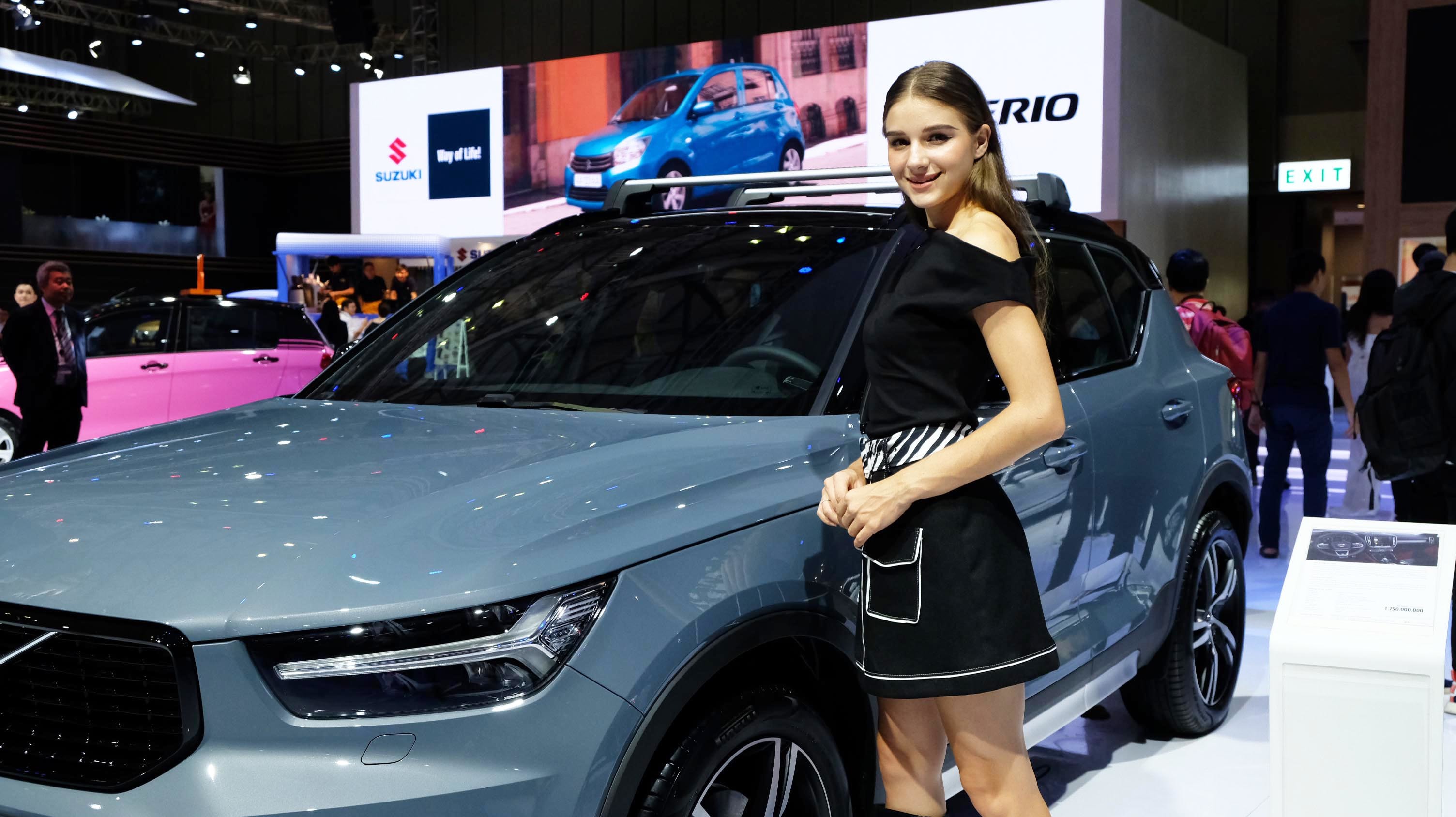 Người đẹp Tây bên cạnh chiếc Volvo XC40
