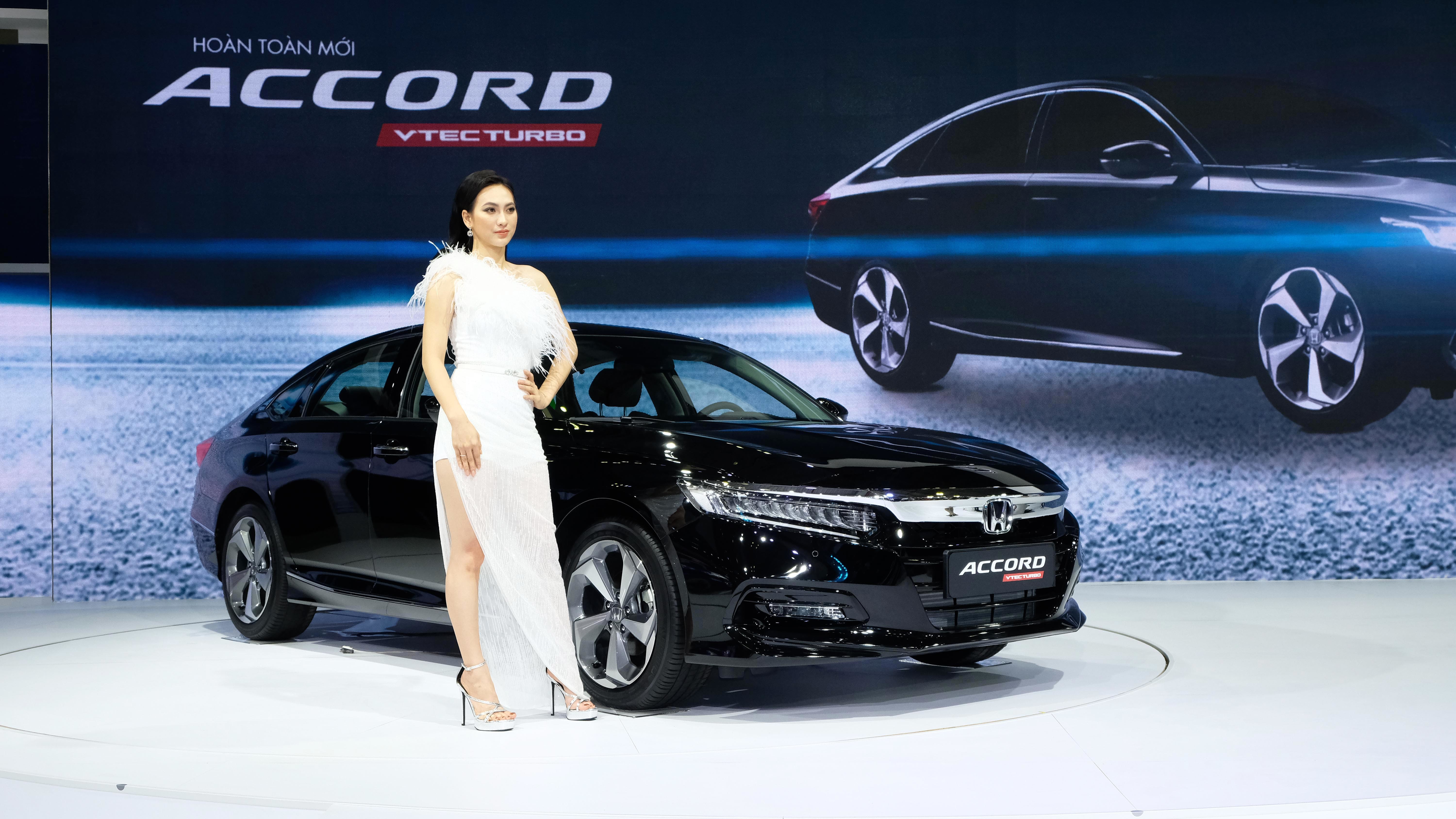 Người đẹp Việt tạo dáng bên Honda Accord 2020 hoàn toàn mới