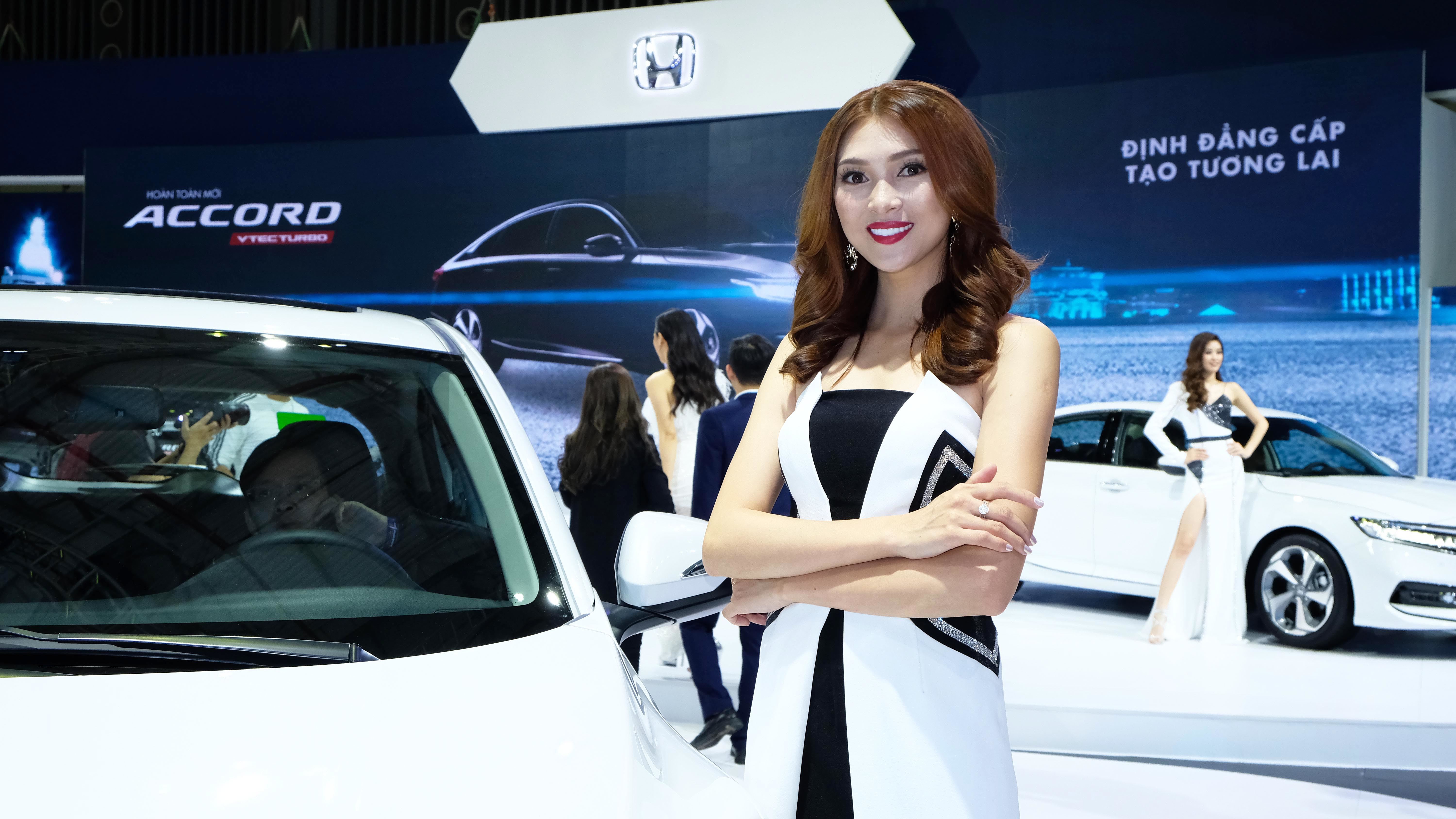 Một người đẹp khác tại gian trưng bày của Honda Việt Nam