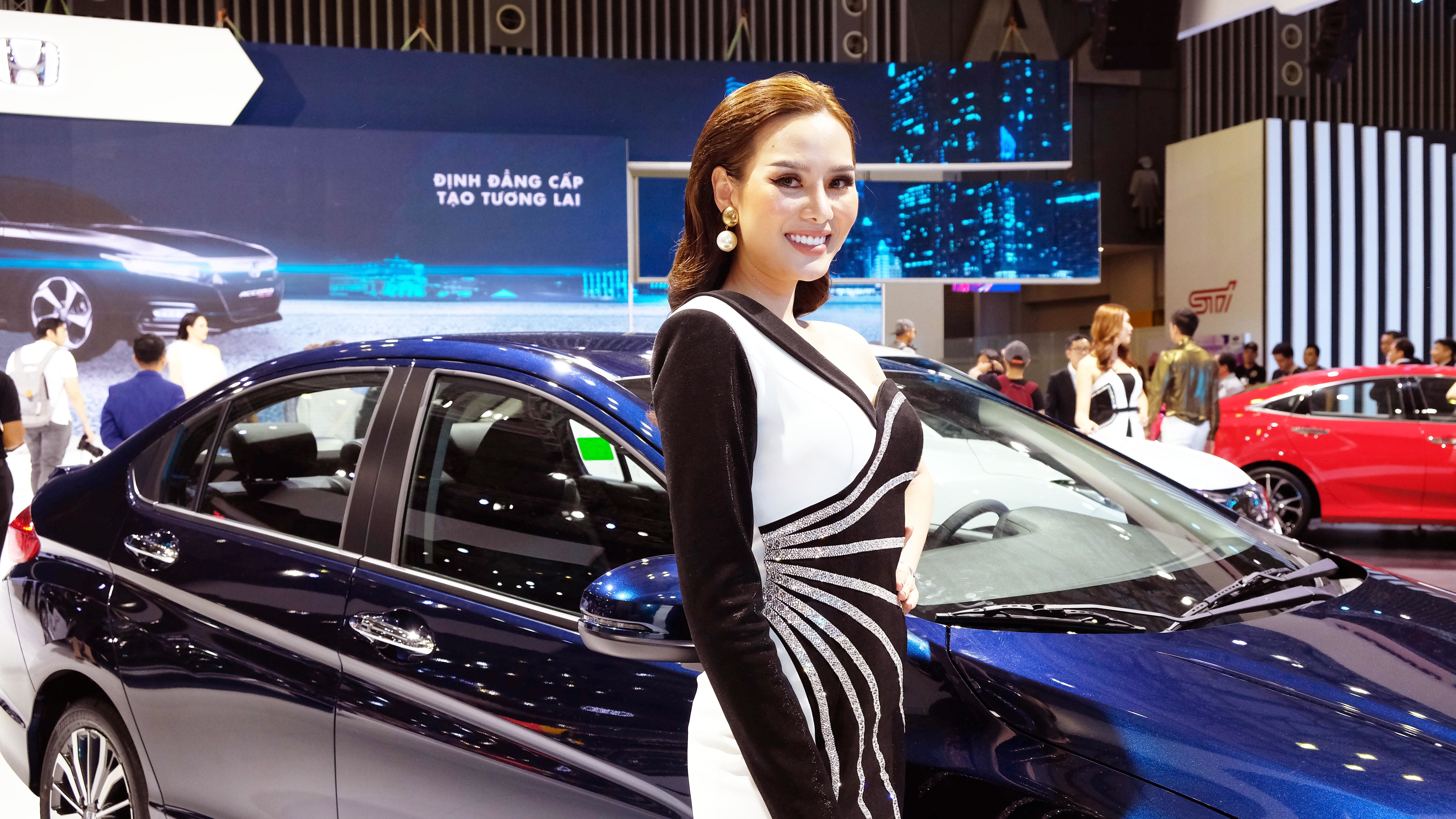 Người đẹp quý phái bên cạnh Honda City, mẫu sedan bán chạy nhất của HVN tại Việt Nam