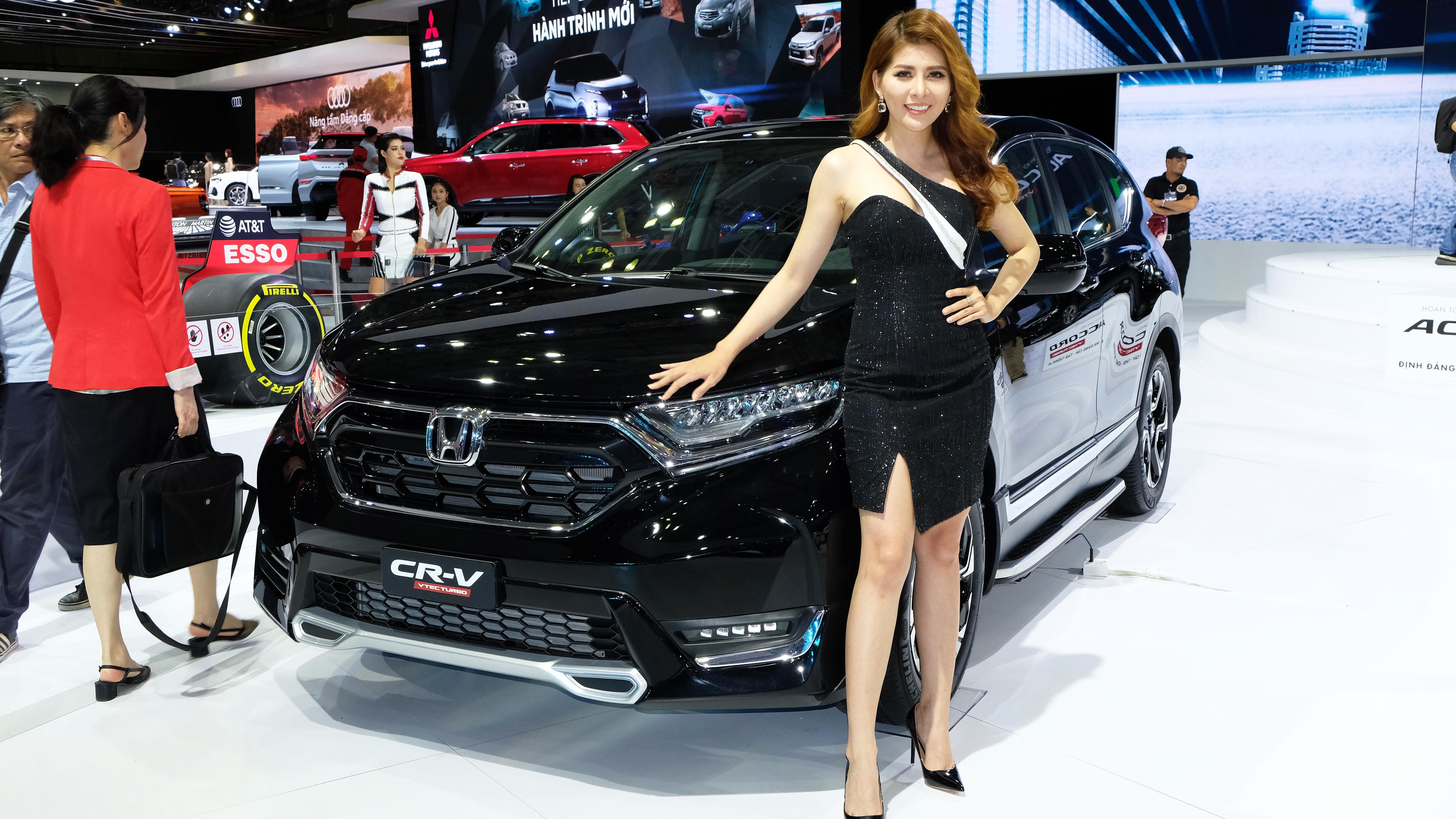 Honda CR-V khoác lên mình bộ phụ kiện thể thao bên cạnh người đẹp