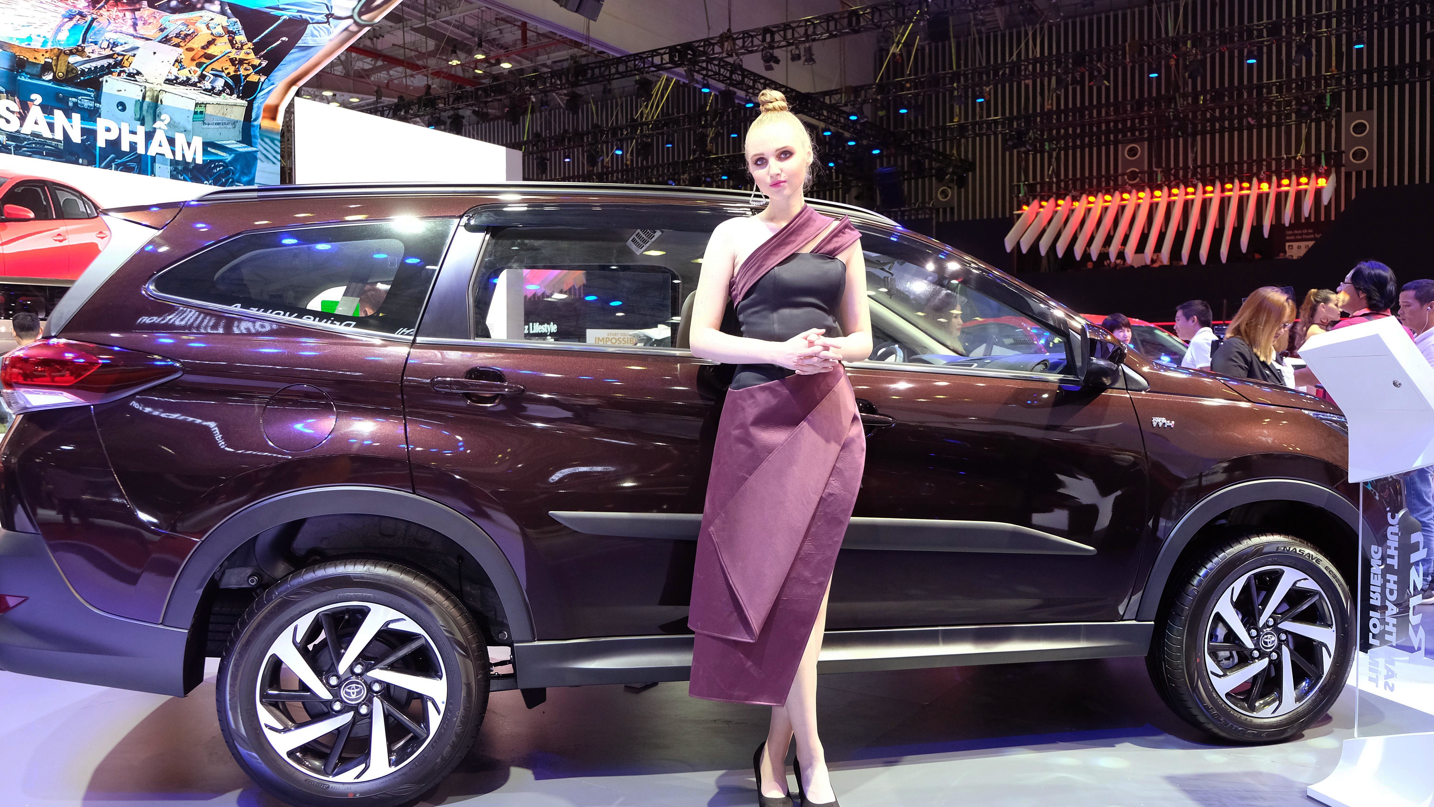 Người đẹp da trắng như "trứng gà bóc" bên cạnh Toyota Rush TRD