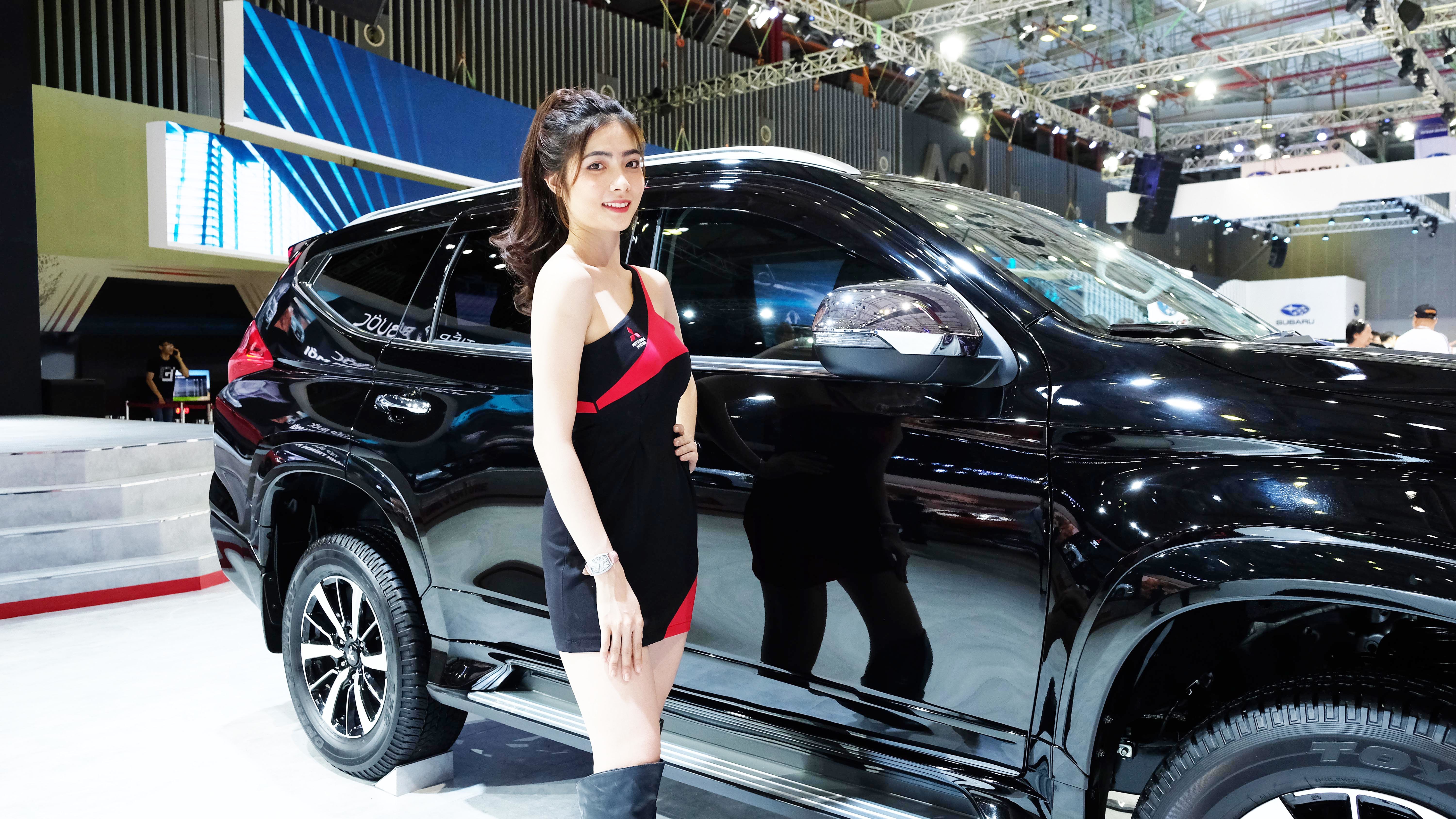 Trong trang phục đen, người đẹp trông tông xuyệt tông với chiếc Mitsubishi Pajero Sport