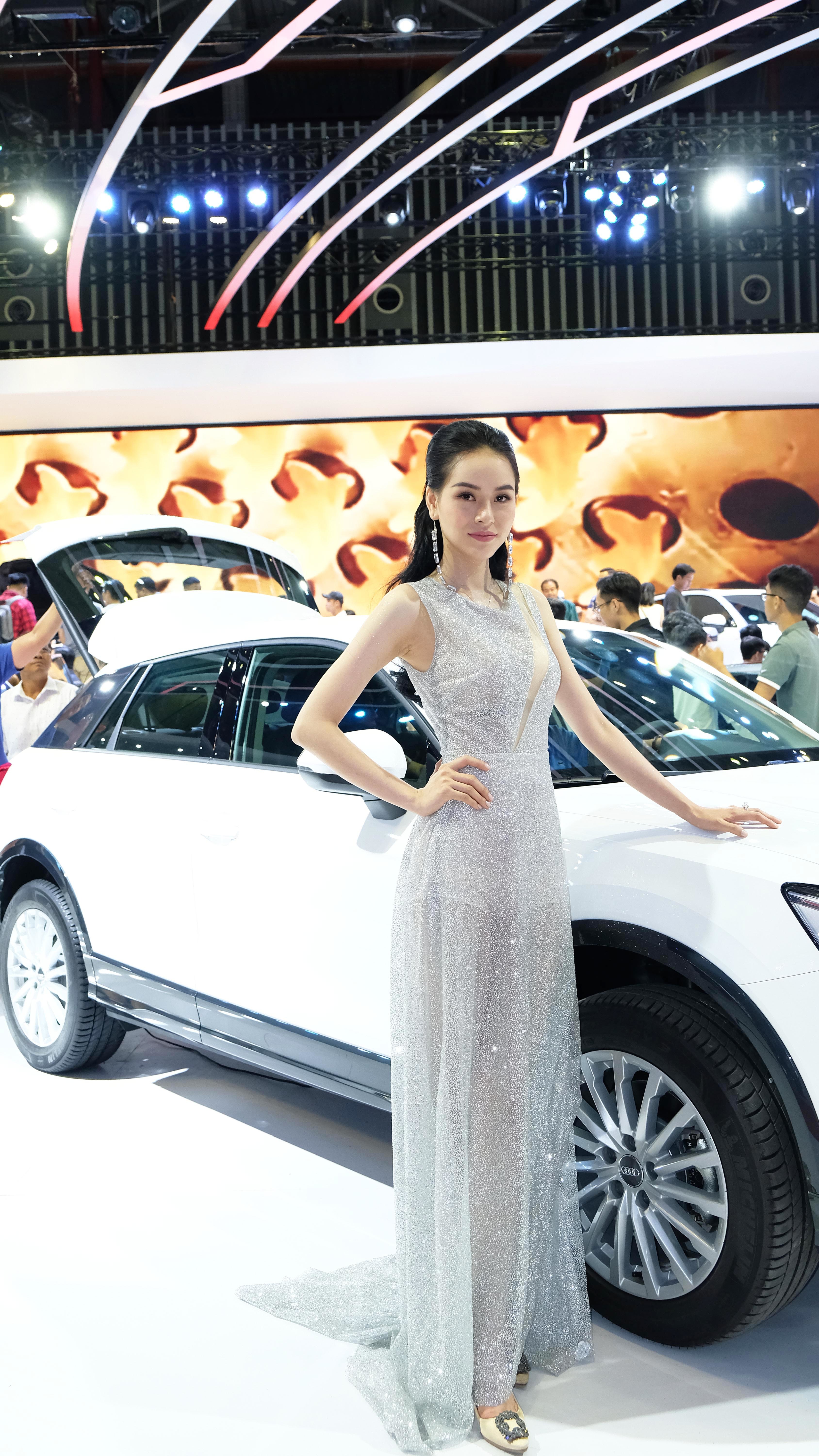 Người đẹp quyến rũ, sang trọng, quý phái tại gian hàng Audi