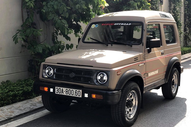 Mẫu xe Suzuki Samurai 1993 có thiết kế kiểu SUV 2 cửa rất hiếm và kiểu dáng cuốn hút theo thời gian. Đây là một trong những mẫu xe của thương hiệu Suzuki được giới chơi xe sưu tầm vì sở hữu đúng tinh thần và mang văn hóa đậm chất Nhật Bản, dù cho tại Việt Nam hãng xe này vẫn chưa được phổ biến nhiều