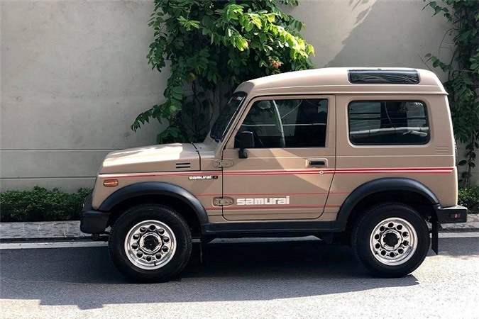 Một chiếc xe đồng nát Suzuki Samurai đời 1993 đang được chủ nhân rao bán tại Hà Nội sau 26 năm sử dụng vẫn có giá “thách cưới” 300 triệu đồng. Đây chưa phải là mức giá rẻ với một chiếc xe có ngần ấy năm tuổi, tuy nhiên giá trị của nó nằm ở tinh thần cũng như độ “hiếm” của nó tại thị trường xe Việt. Suzuki Samurai chính là tiền thân của chiếc Jimny đời mới ngày nay, nó mang hơi hướng của chiếc Vitara nhưng nhỏ gọn và chỉ có 2 cửa, mặc dù vẫn có 4 chỗ ngồi