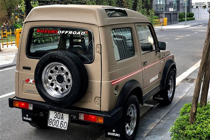 Chiếc SUV này cũng được trang bị hệ dẫn động 2 cầu khiến xe được giới chơi off-road ưa thích. Gầm cao, trục cơ sở ngắn giúp Samurai có thể di chuyển trên nhiều loại địa hình phức tạp. Giá xe Suzuki Samura đời 1993 này được chào bán 300 triệu là quá cao với đại đa số khách hàng thông thường nhưng cực kỳ giá trị đối với giới sưu tầm xe cổ Nhật Bản