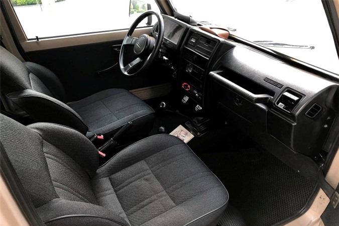 Một phần làm nên mức giá cao cho chiếc xe này là nó còn nguyên bản, mới hơn nhiều mẫu xe cùng đời khác hiện rao bán với mức giá dưới 200 triệu đồng. Chiếc SUV 2 cửa này có vẻ ngoài cổ điển như cách đây 26 năm, chỉ có một vài chi tiết bên ngoài đã thay đổi như đèn pha độ thêm và cản trước gắn thêm bóng LED