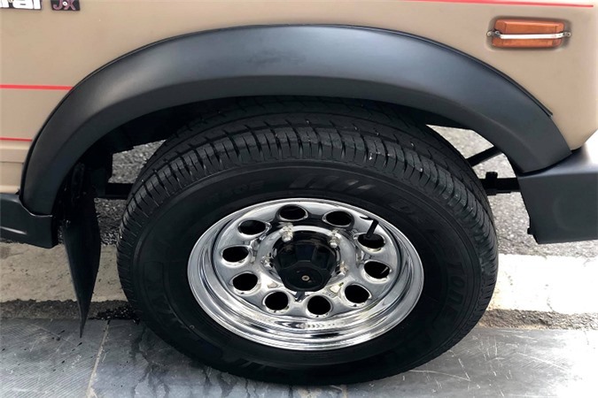 Ấn tượng nhất là nội thất bên trong vẫn còn nguyên bản từng chi tiết như bộ ghế bọc vải từ lúc mới xuất xưởng, cửa kính lên xuống bằng tay, vô lăng nhựa. Chỉ có duy nhất chi tiết độ thêm là đầu đọc CD/MP3 để phục vụ nhu cầu nghe nhạc của chủ xe