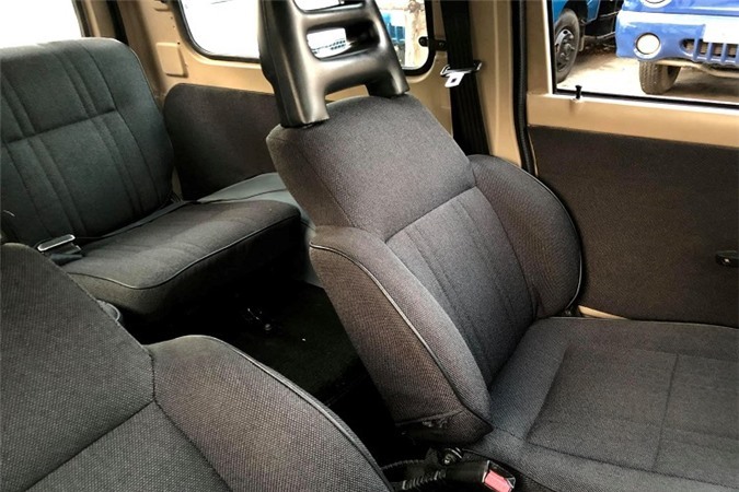 Dù có kích thước nhỏ và chiều dài ngắn, trần xe Samura đời 1993 được Suzuki cố tình thiết kế cao hơn để mang lại không gian thoải mái cho người ngồi bên trong, thậm chí xe có thêm các cửa số trên cao nhằm mang lại cảm giác thoáng đãng hơn cho hành khách ngồi bên trong xe