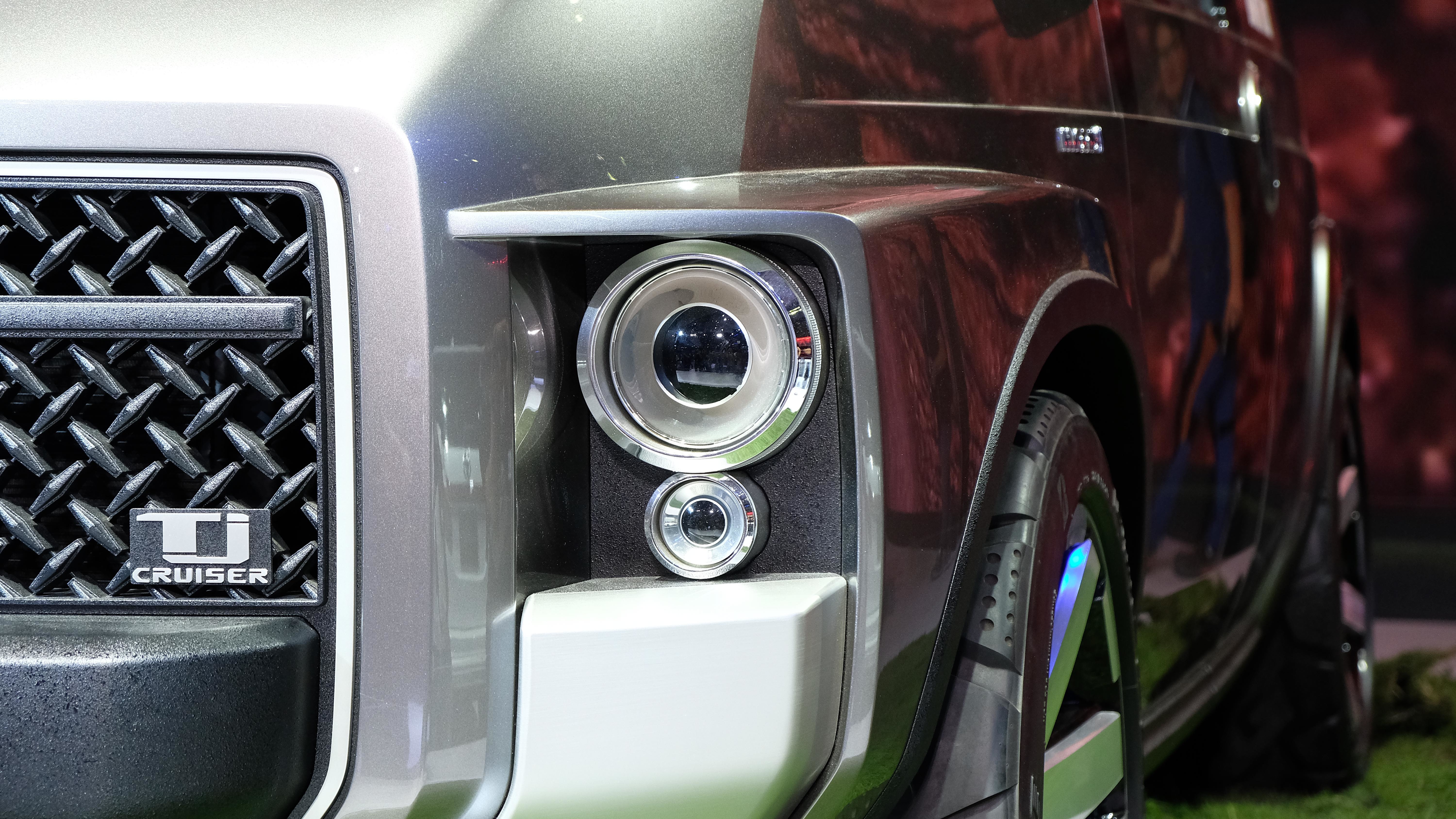 Toyota TJ Cruiser thiết kế các hốc đèn vuông vức nhưng ốp đèn sử dụng lại là loại tròn, mang một chút hơi hướng cổ điển