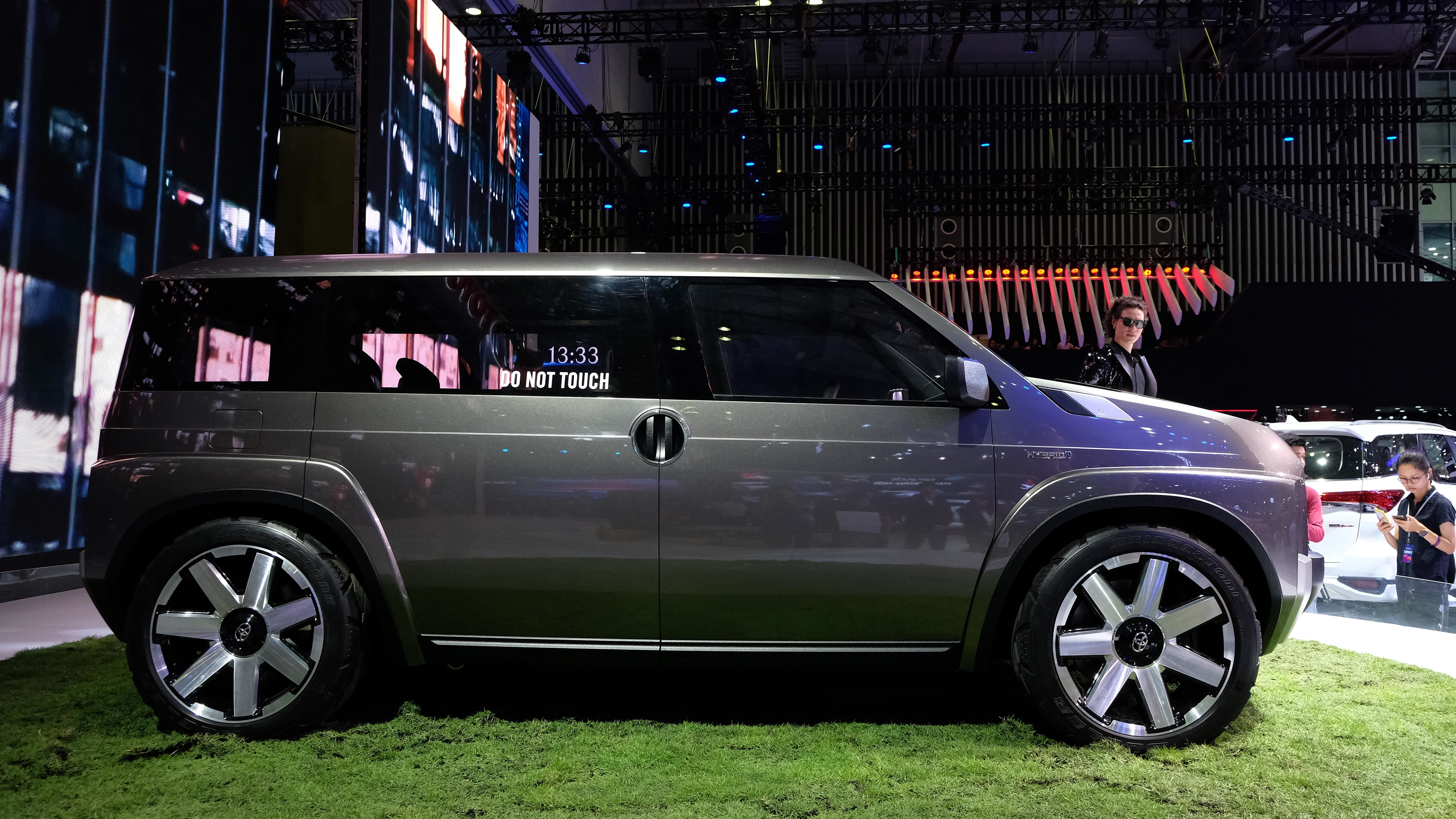 Về ngoại hình, Toyota TJ Cruiser trông cứng cáp, hầm hố và khỏe khoắn, đậm chất SUV của tương lai