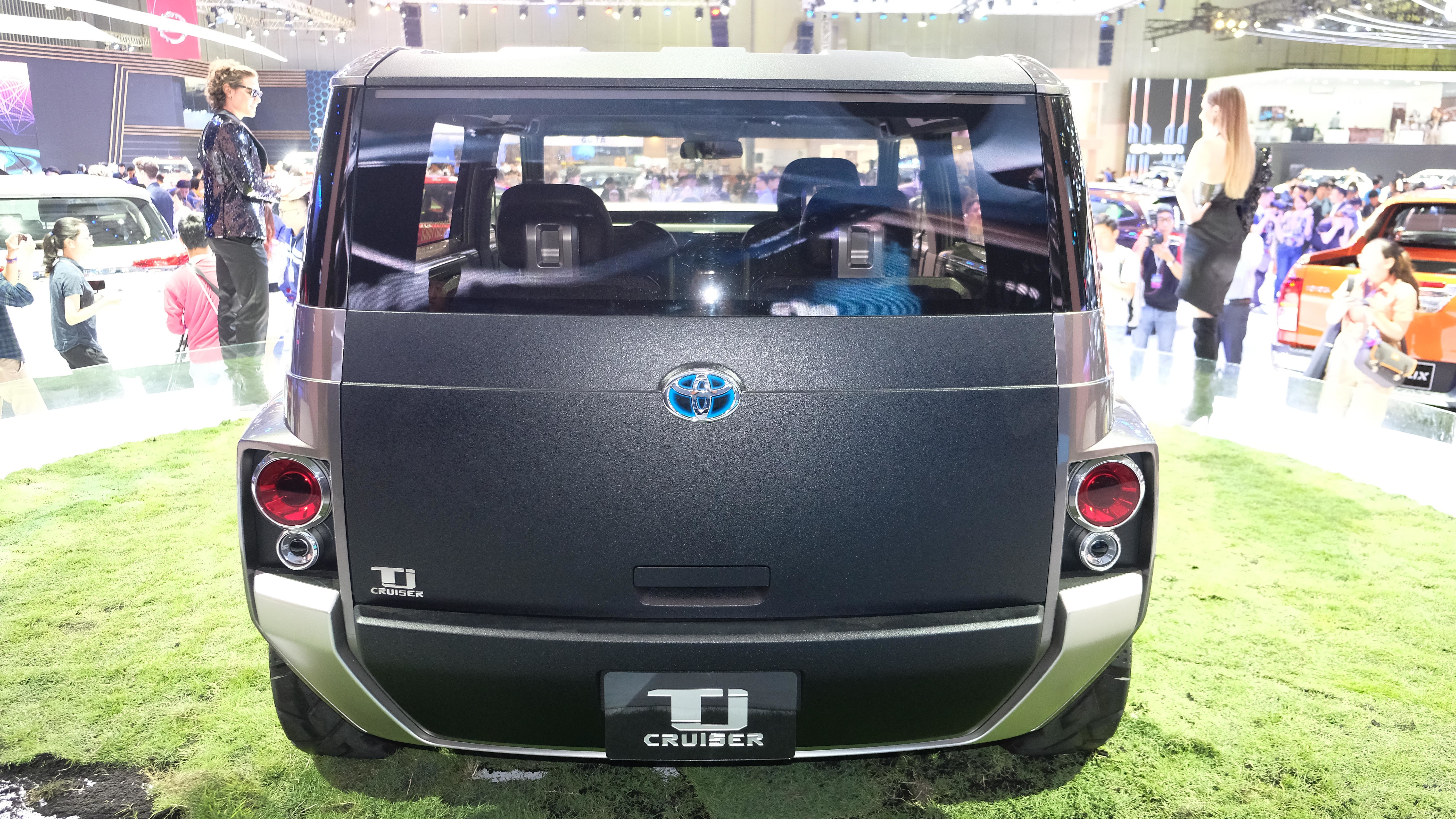 Đuôi xe vuông vức và được thiết kế tương đối đơn giản nhưng vẫn bắt mắt