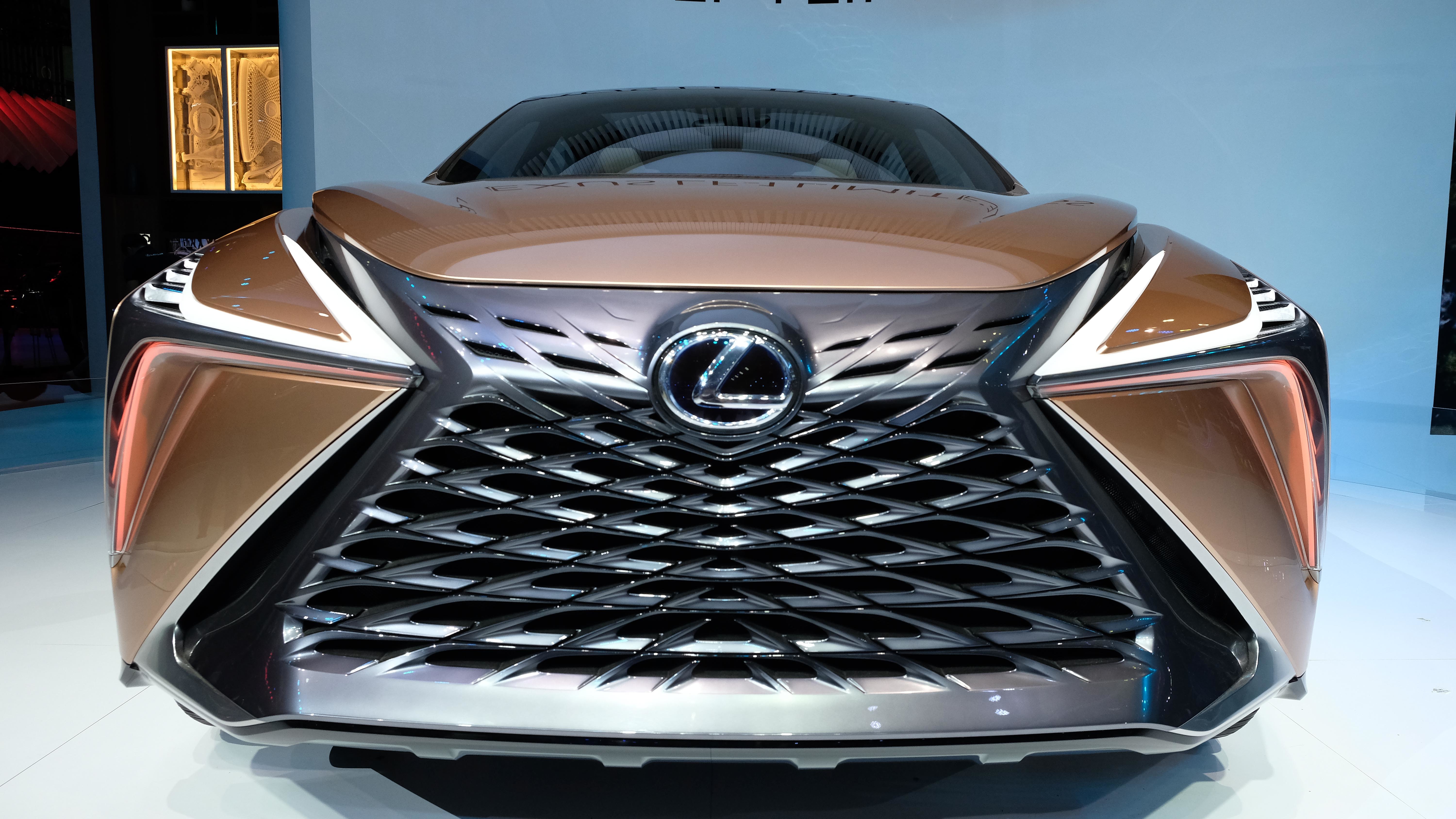 Lưới tản nhiệt trước mang phong cách đặc trưng của các mẫu xe Lexus hiện nay