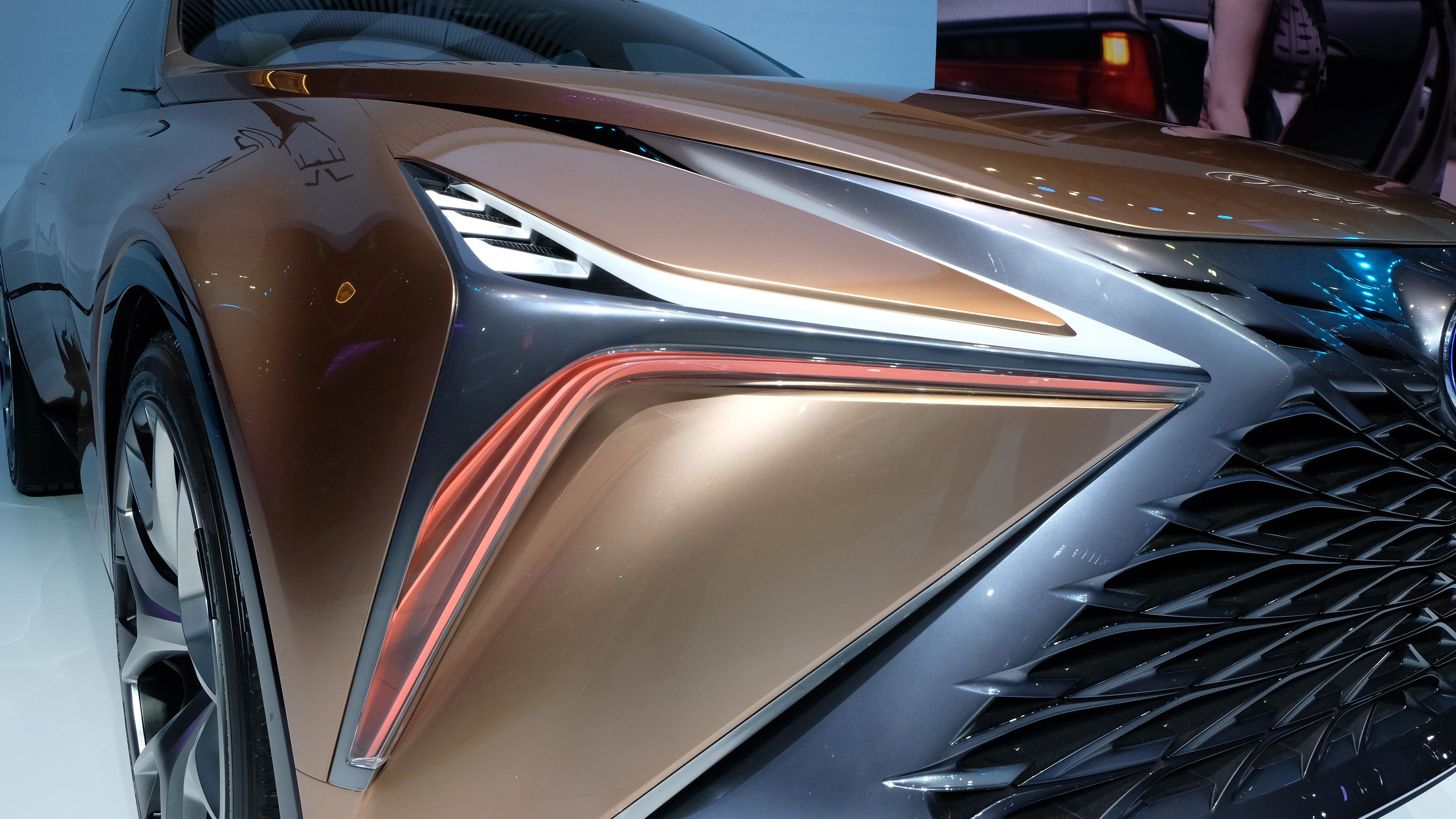 Đèn pha dạng LED được thiết kế độc đáo, ăn nhập với lưới tản nhiệt